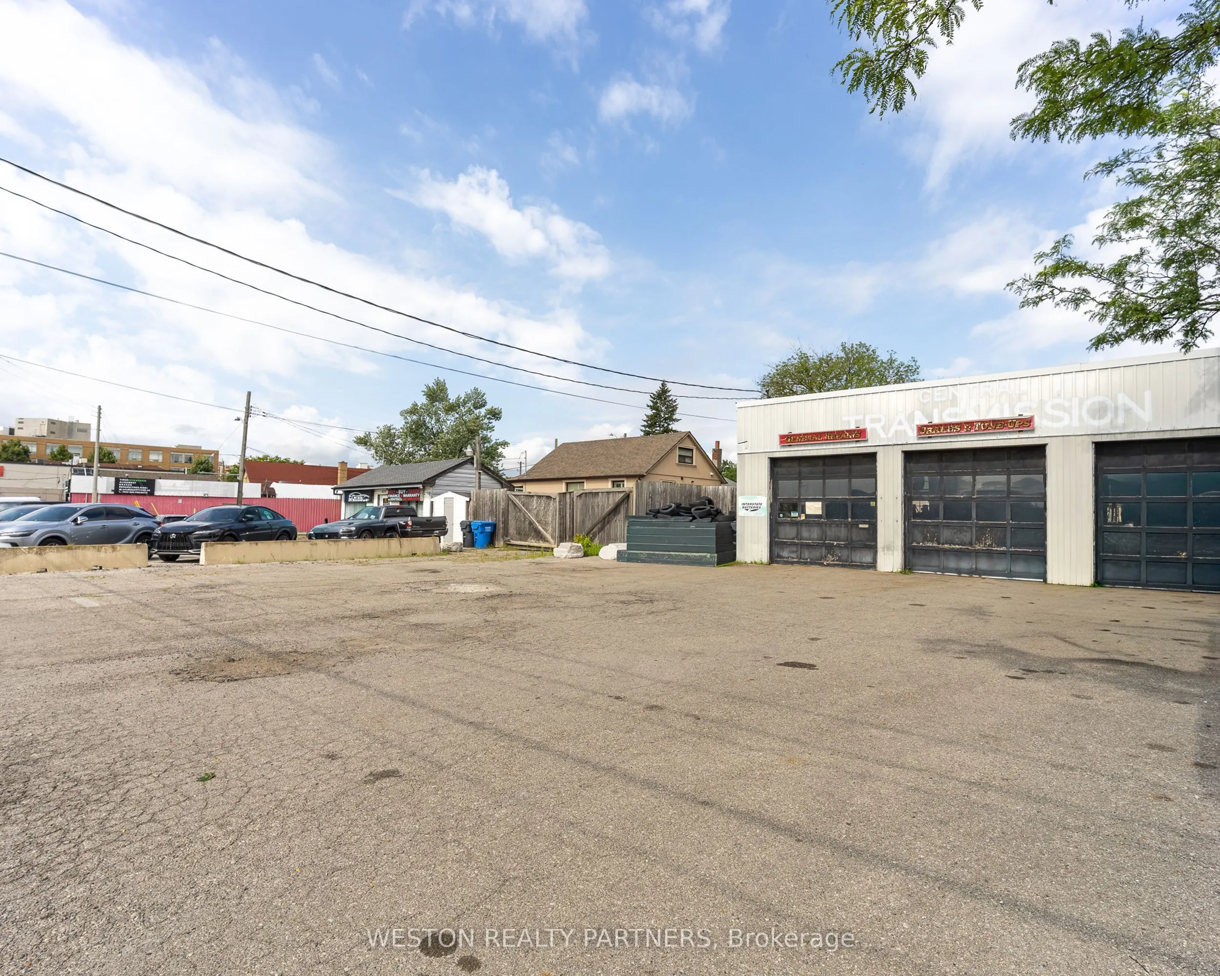 825-827 Lakeshore Road E