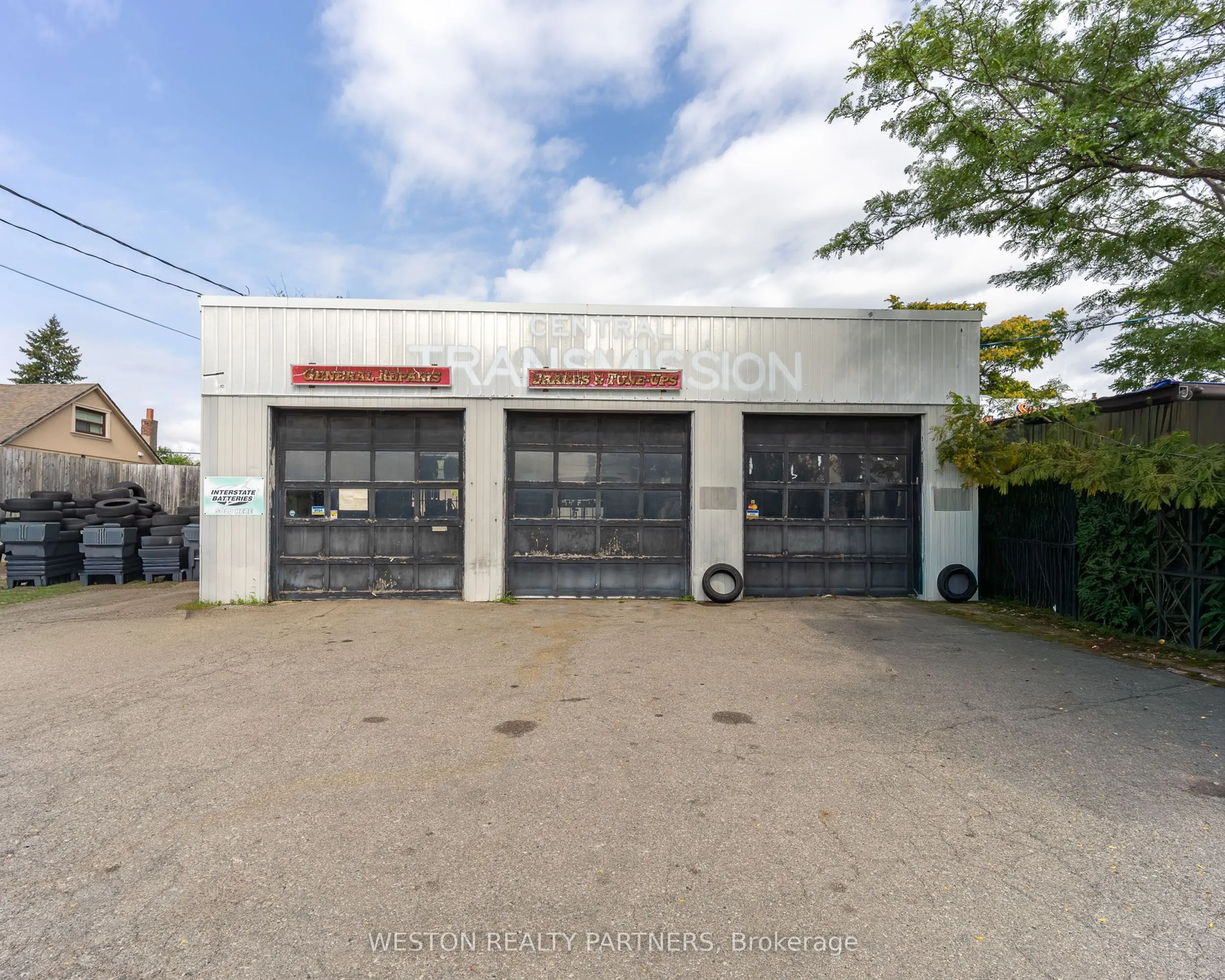 825-827 Lakeshore Road E