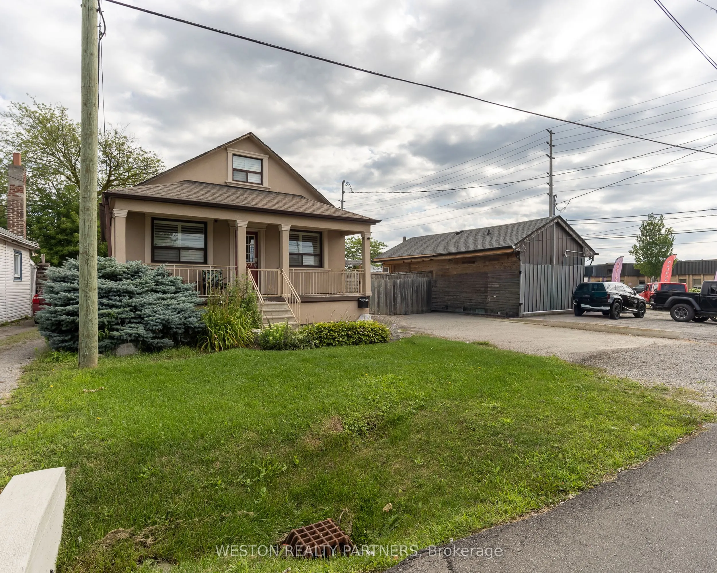 825-827 Lakeshore Road E