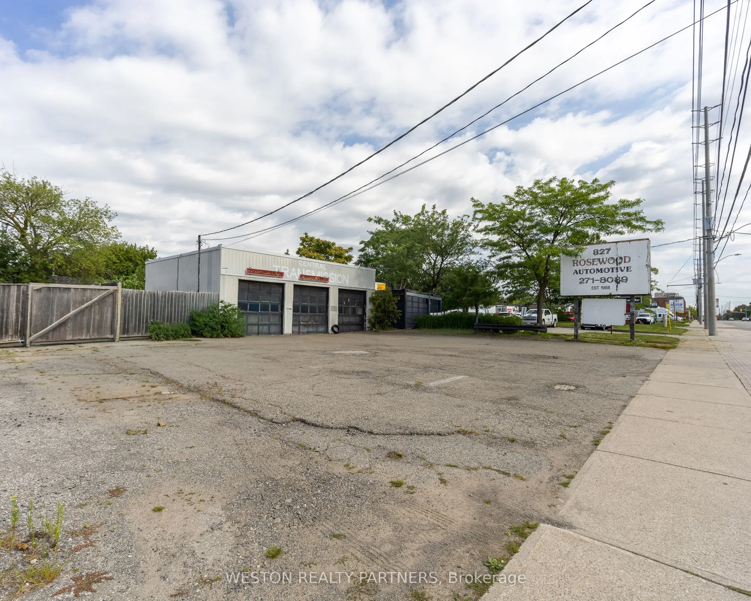 825-827 Lakeshore Road E