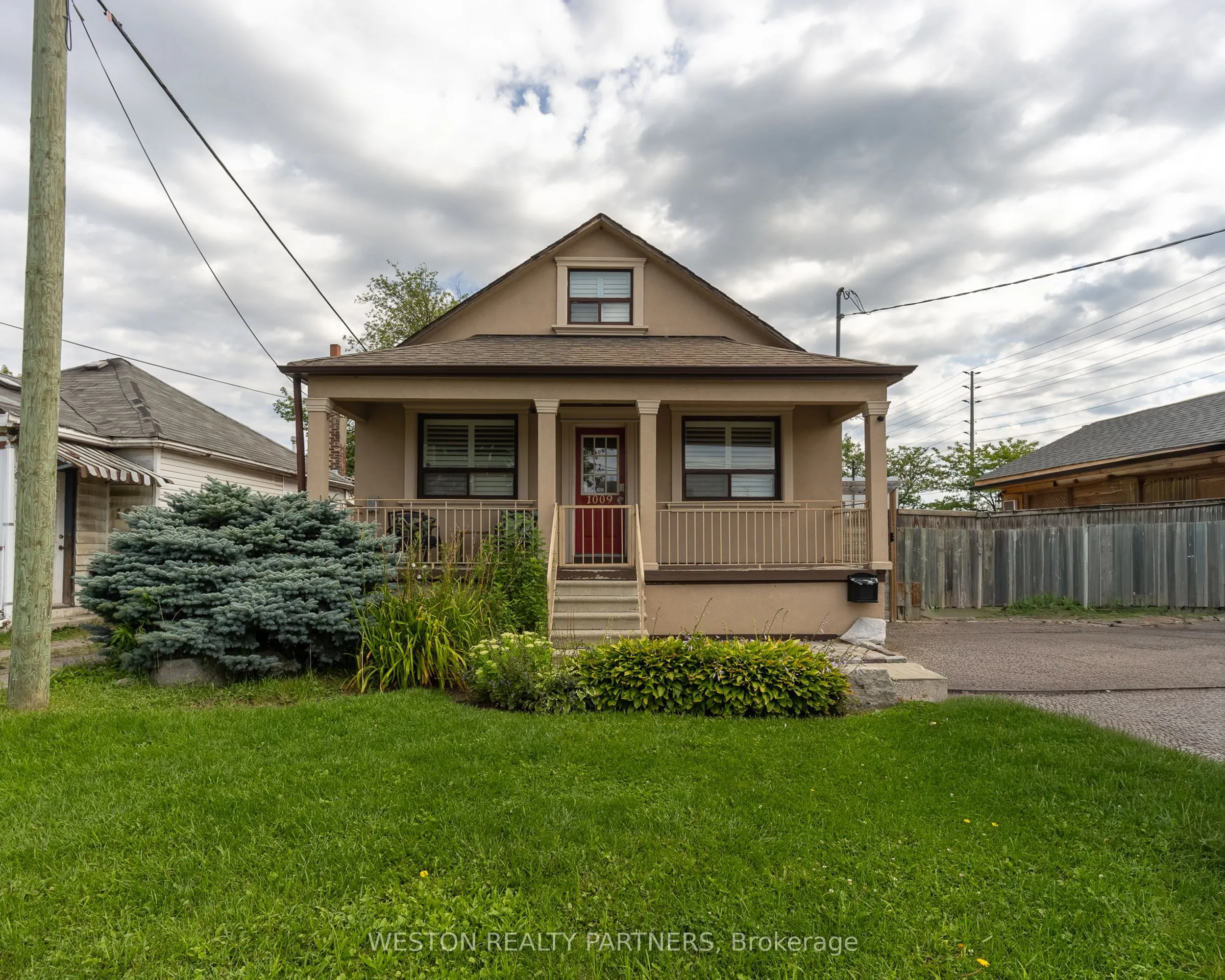 825-827 Lakeshore Road E