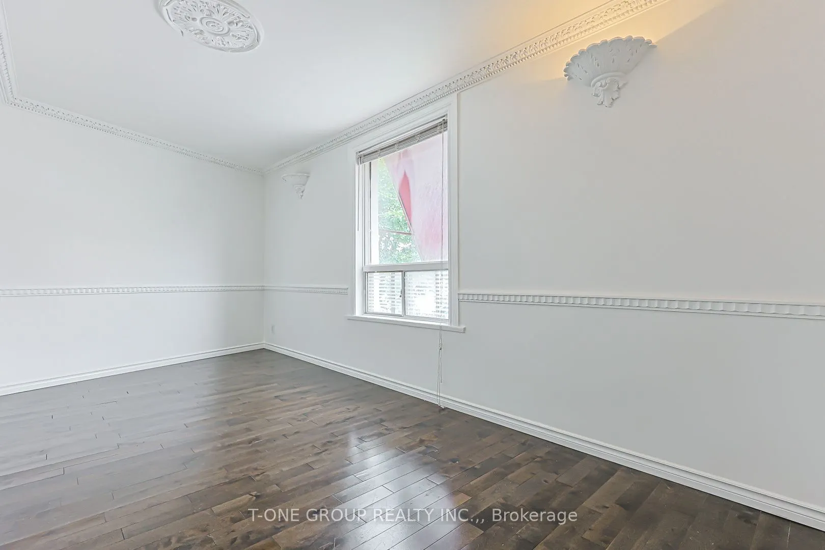 3287 Dundas Street W