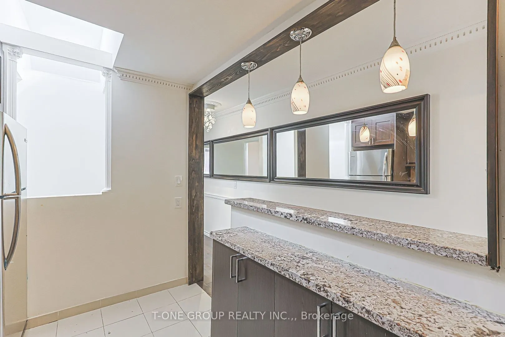 3287 Dundas Street W