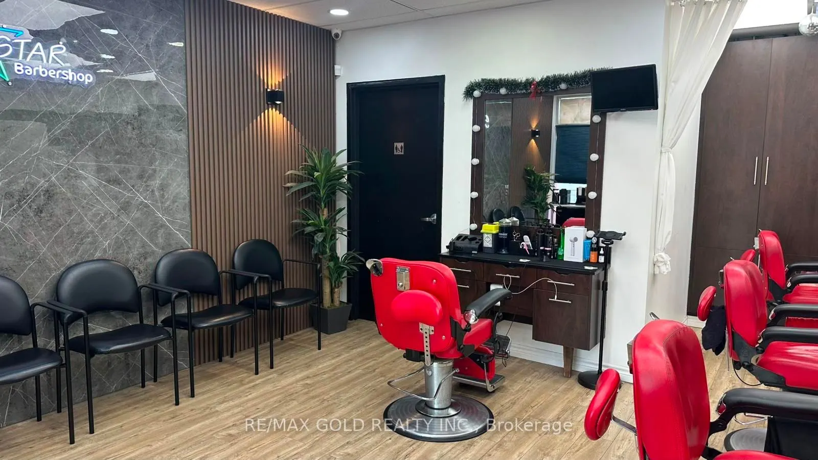 24 Dundas Street E #2