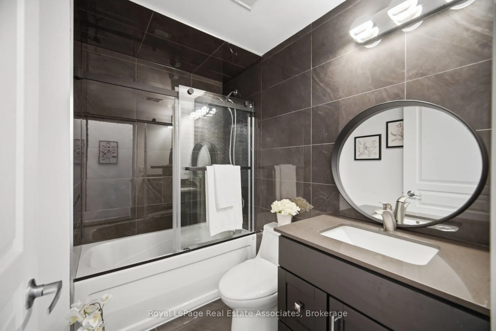 220 Burnhamthorpe Road W #305