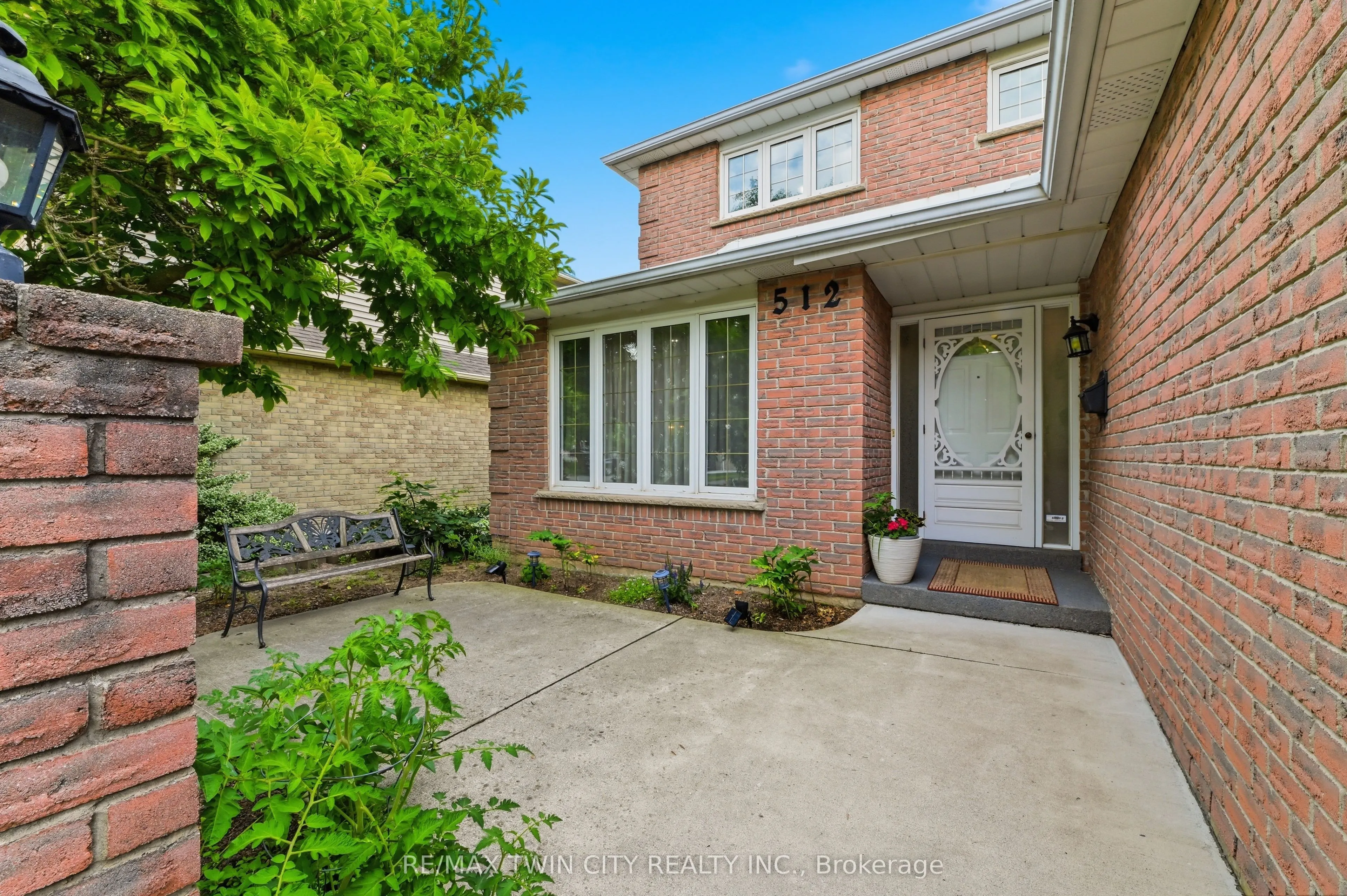 512 Hawthorne Crescent