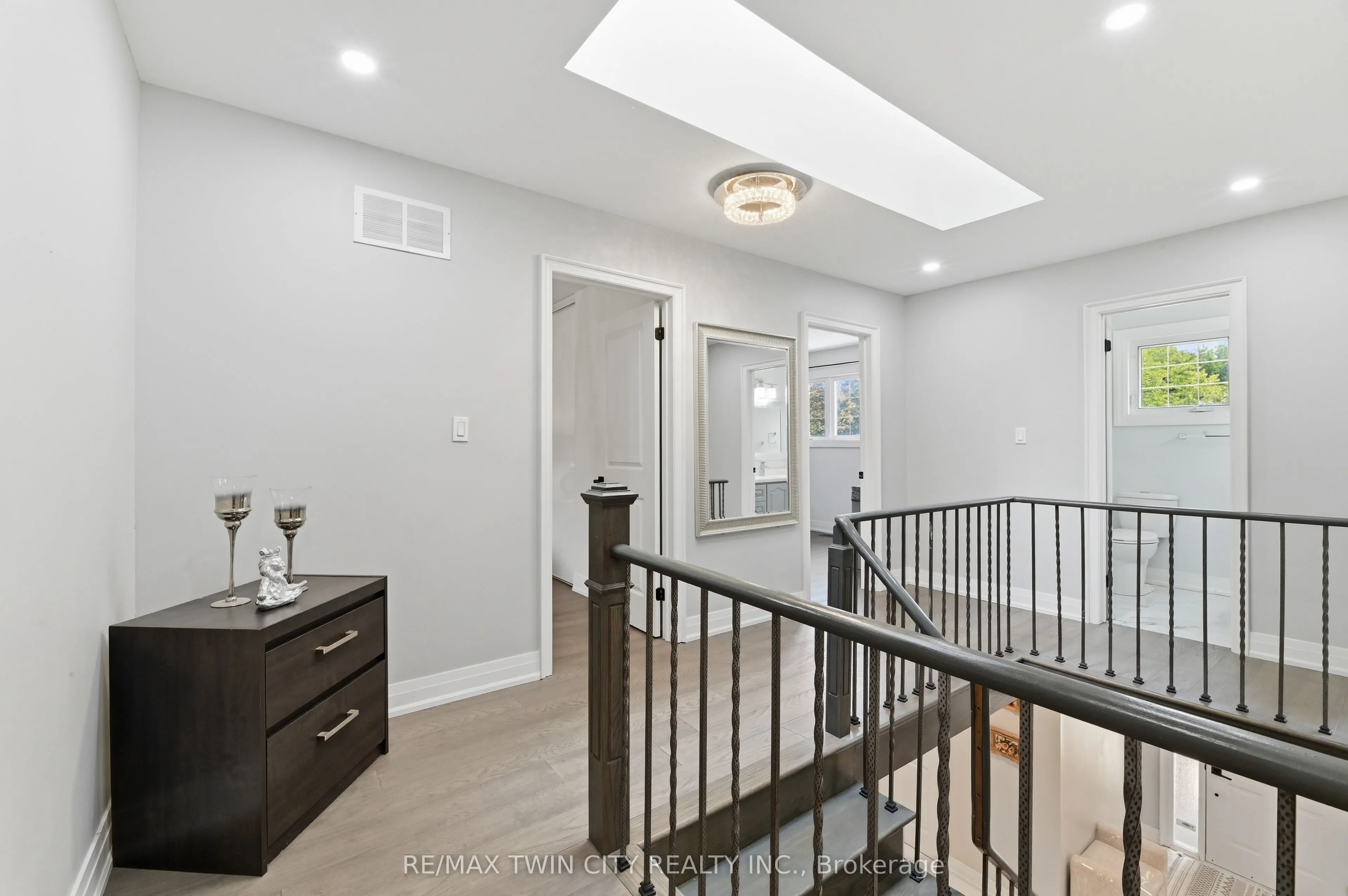 512 Hawthorne Crescent
