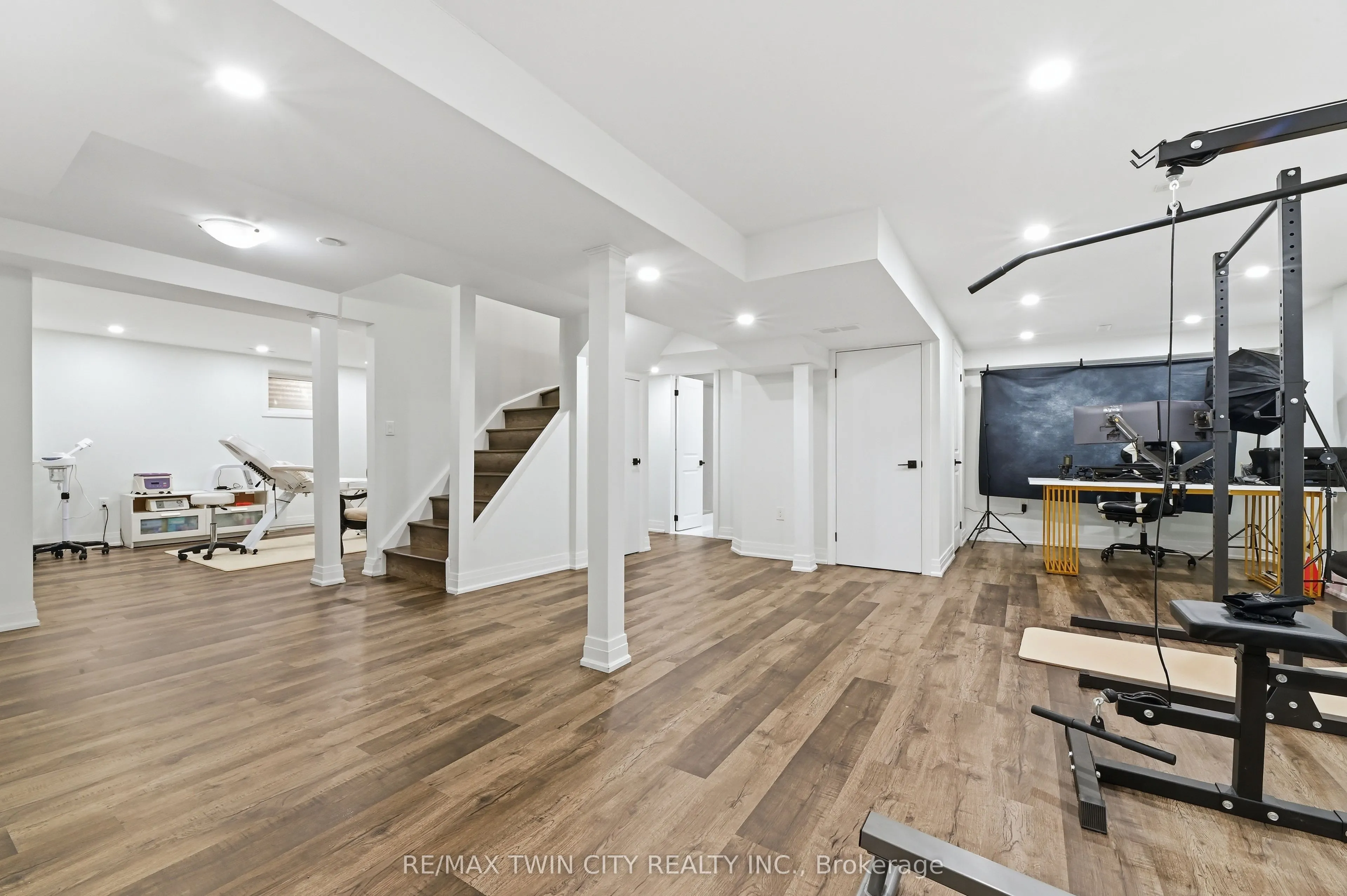 512 Hawthorne Crescent