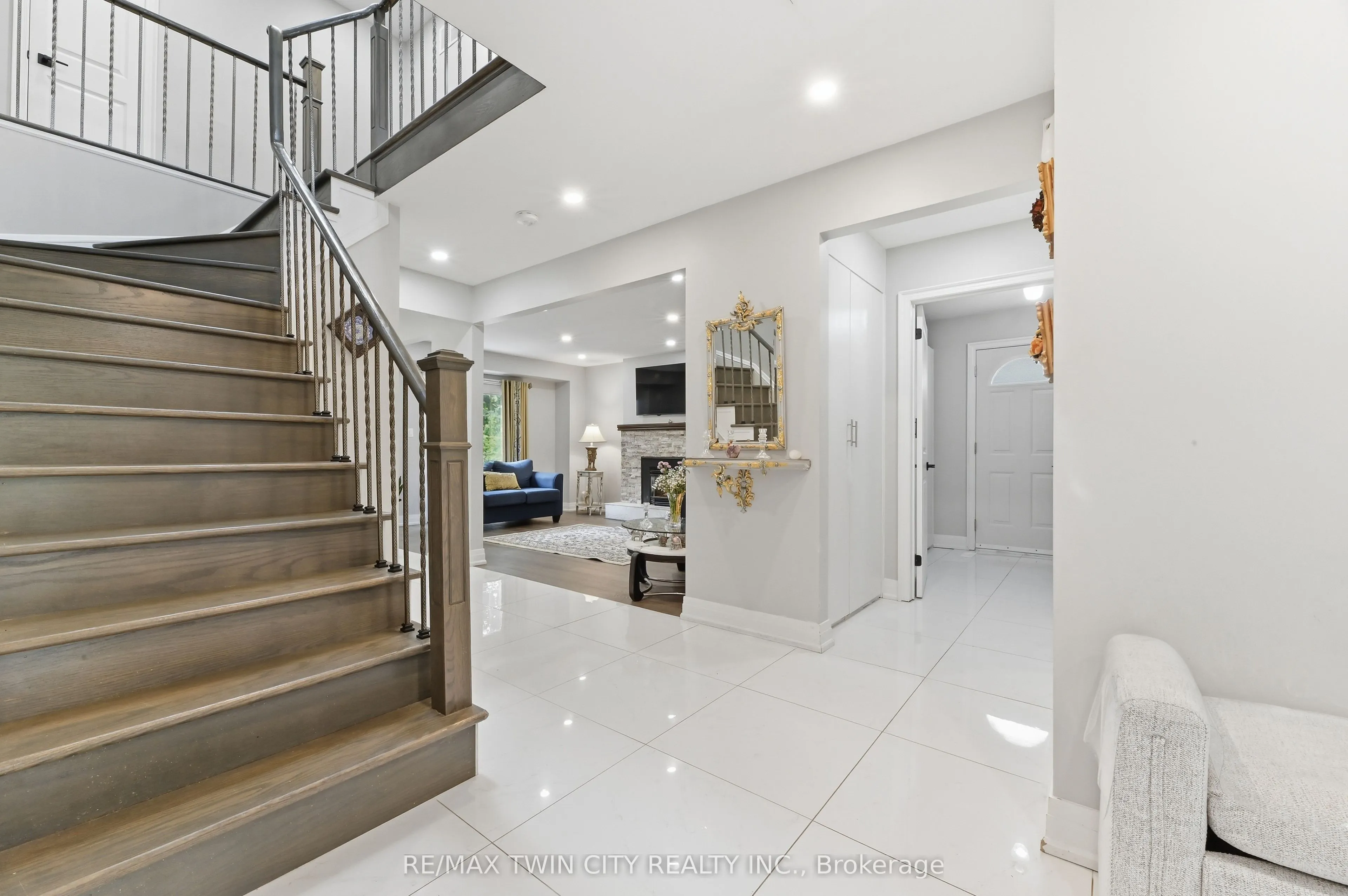 512 Hawthorne Crescent