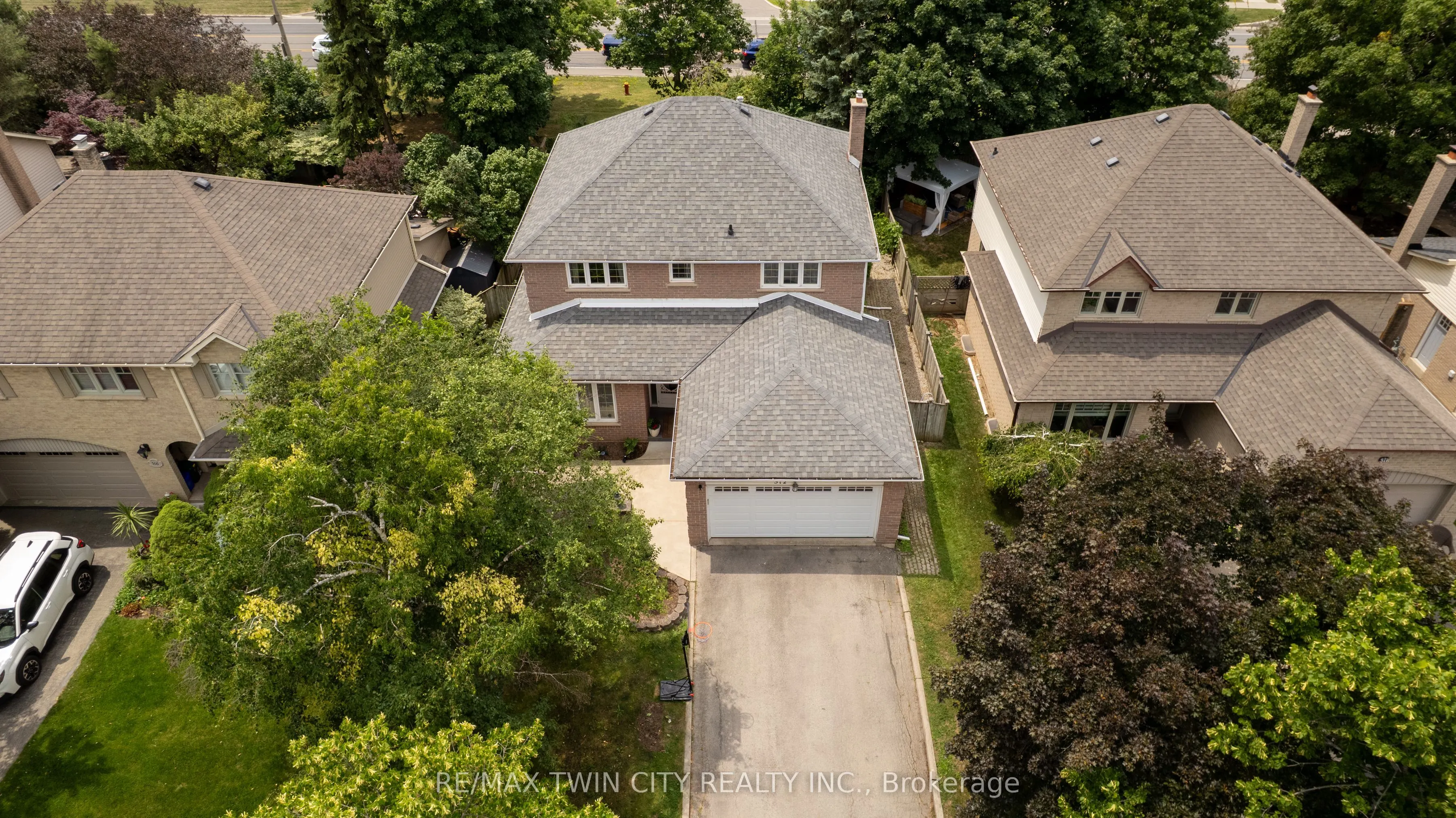 512 Hawthorne Crescent