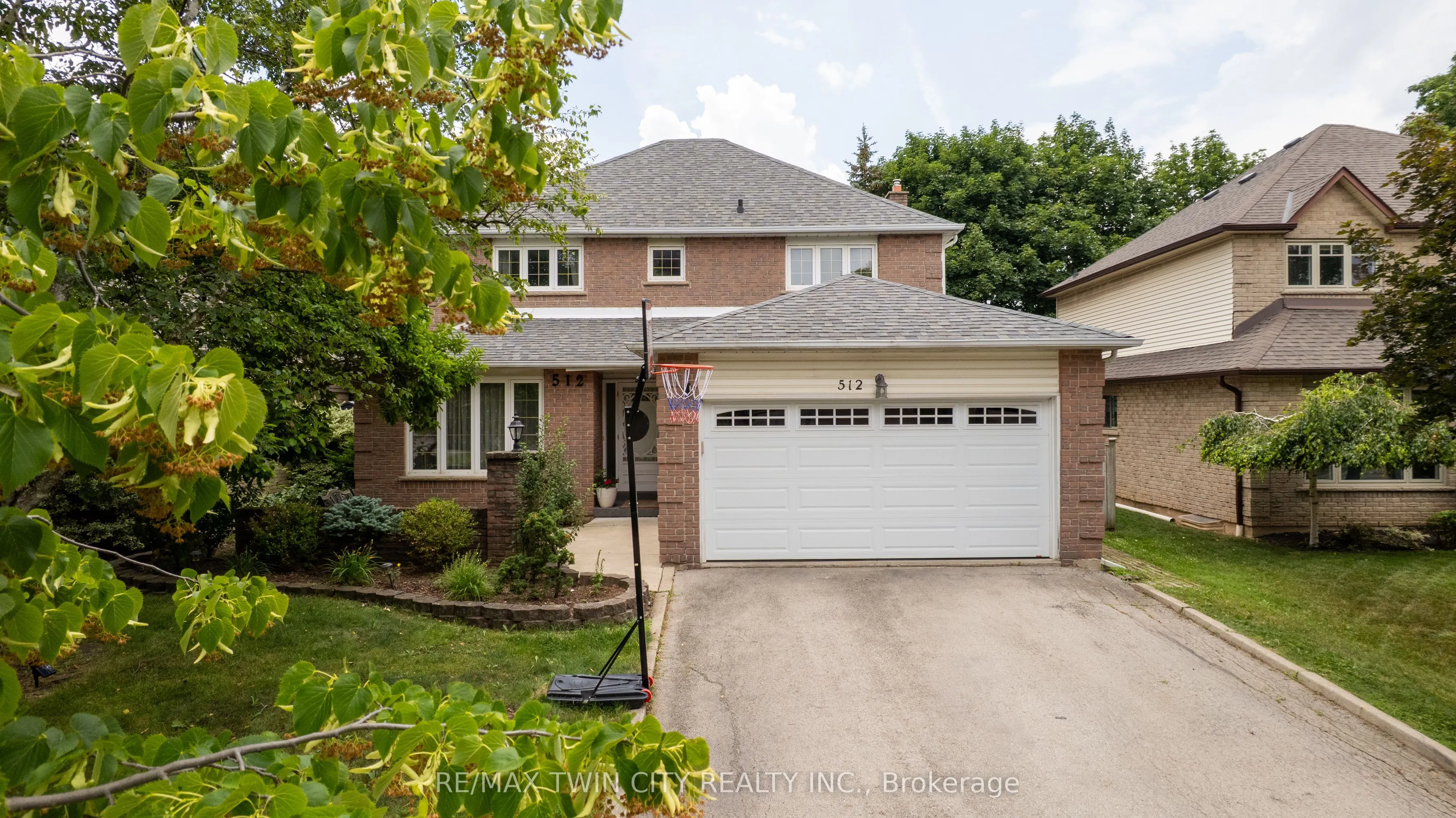 512 Hawthorne Crescent