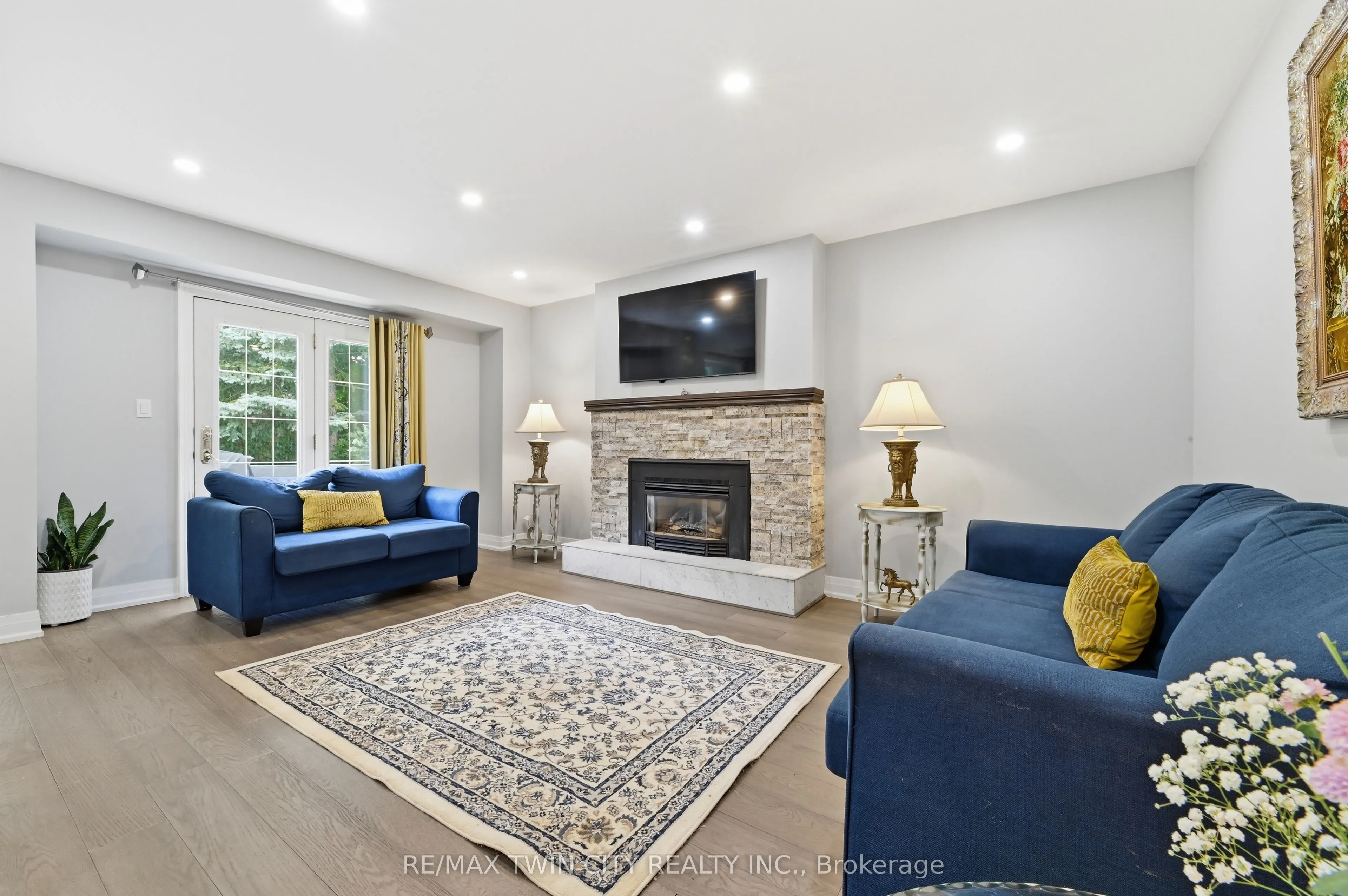 512 Hawthorne Crescent