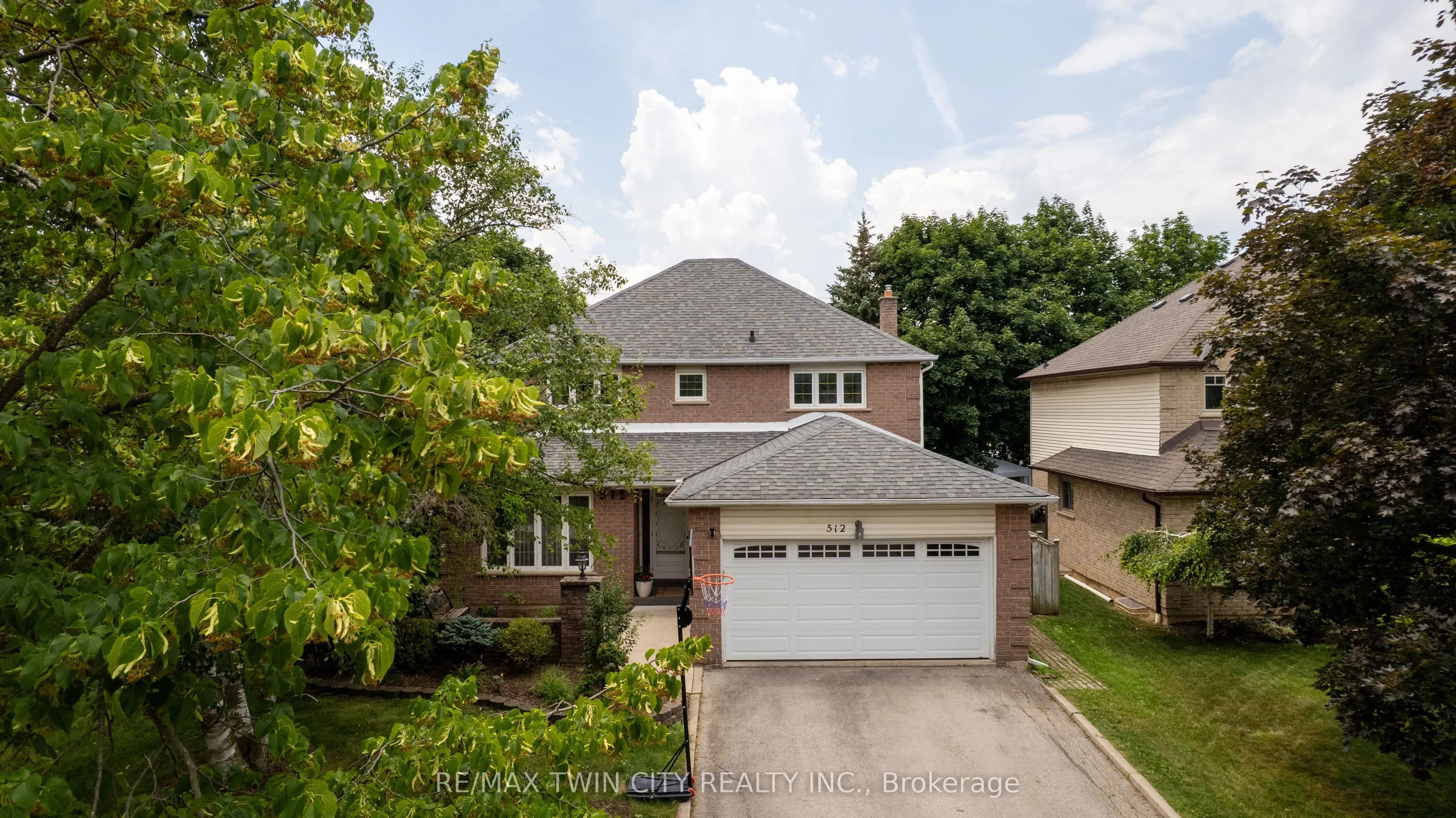 512 Hawthorne Crescent