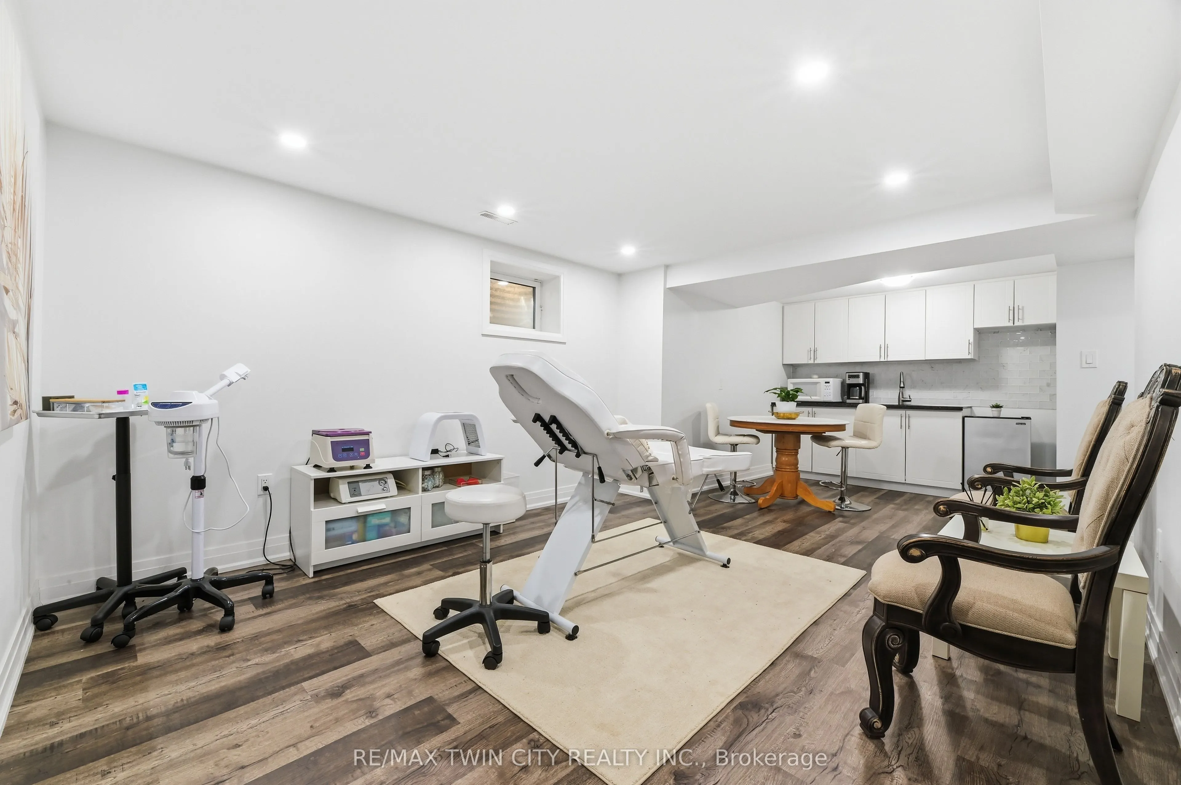 512 Hawthorne Crescent