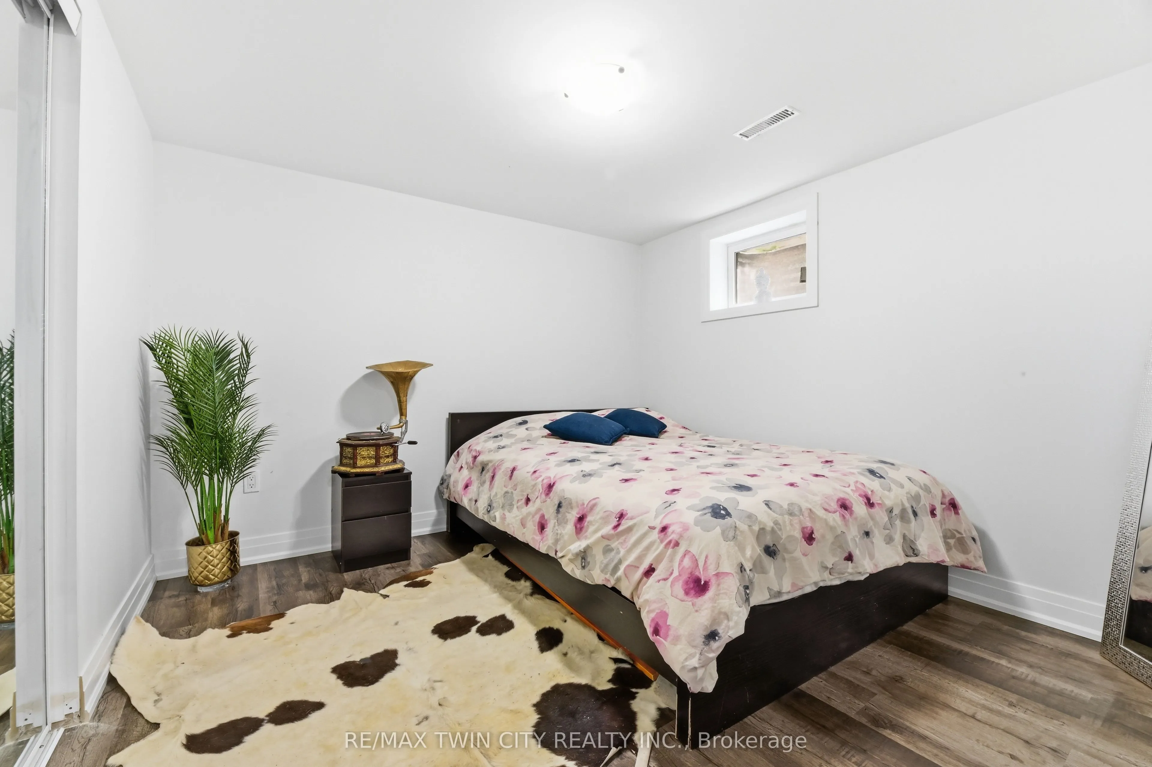 512 Hawthorne Crescent