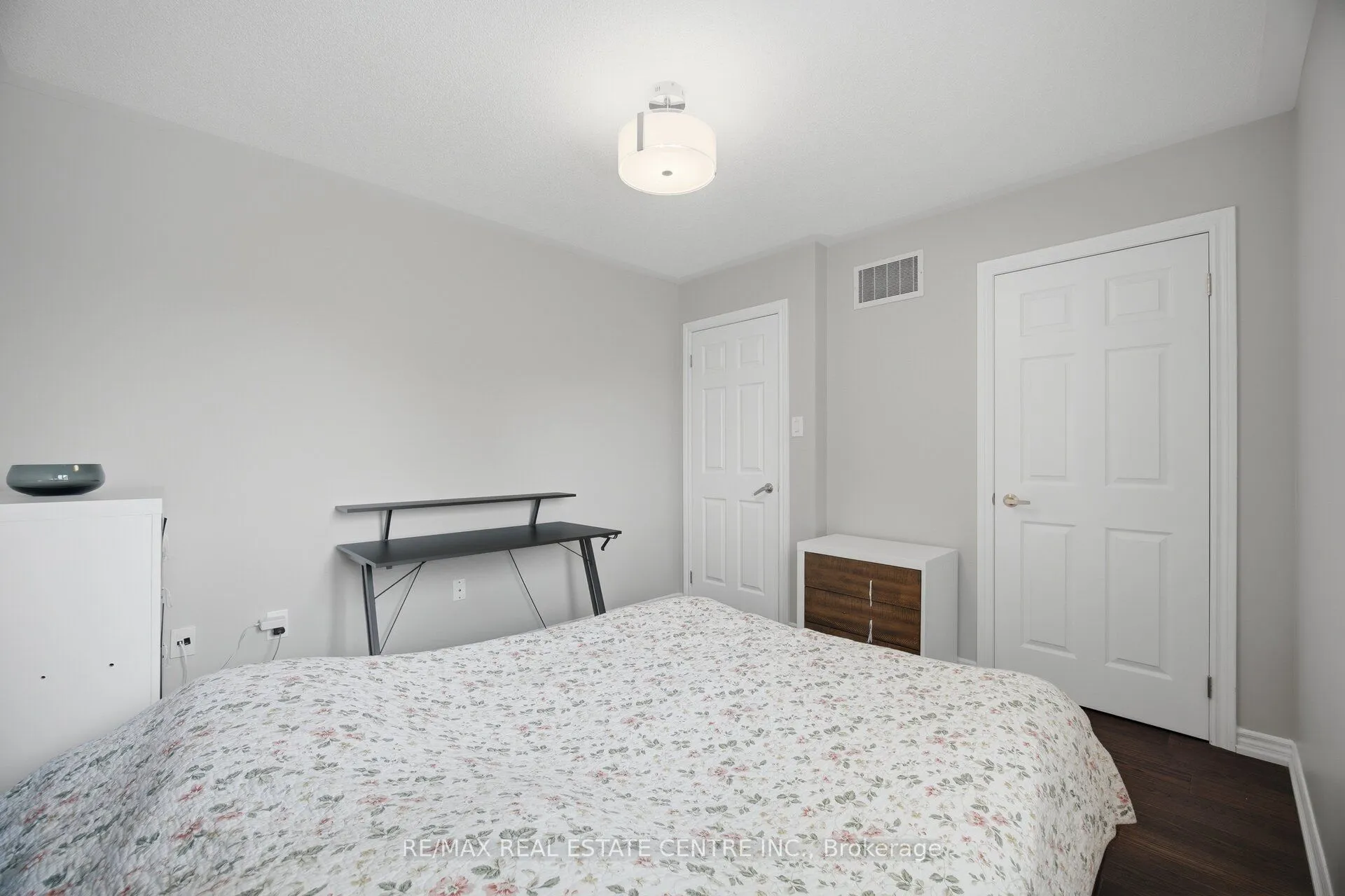 2425 QUETICO Crescent