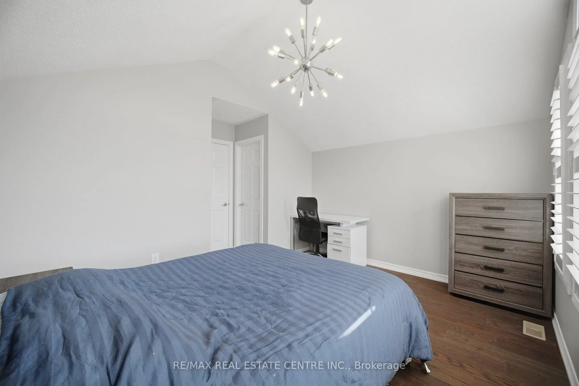 2425 QUETICO Crescent
