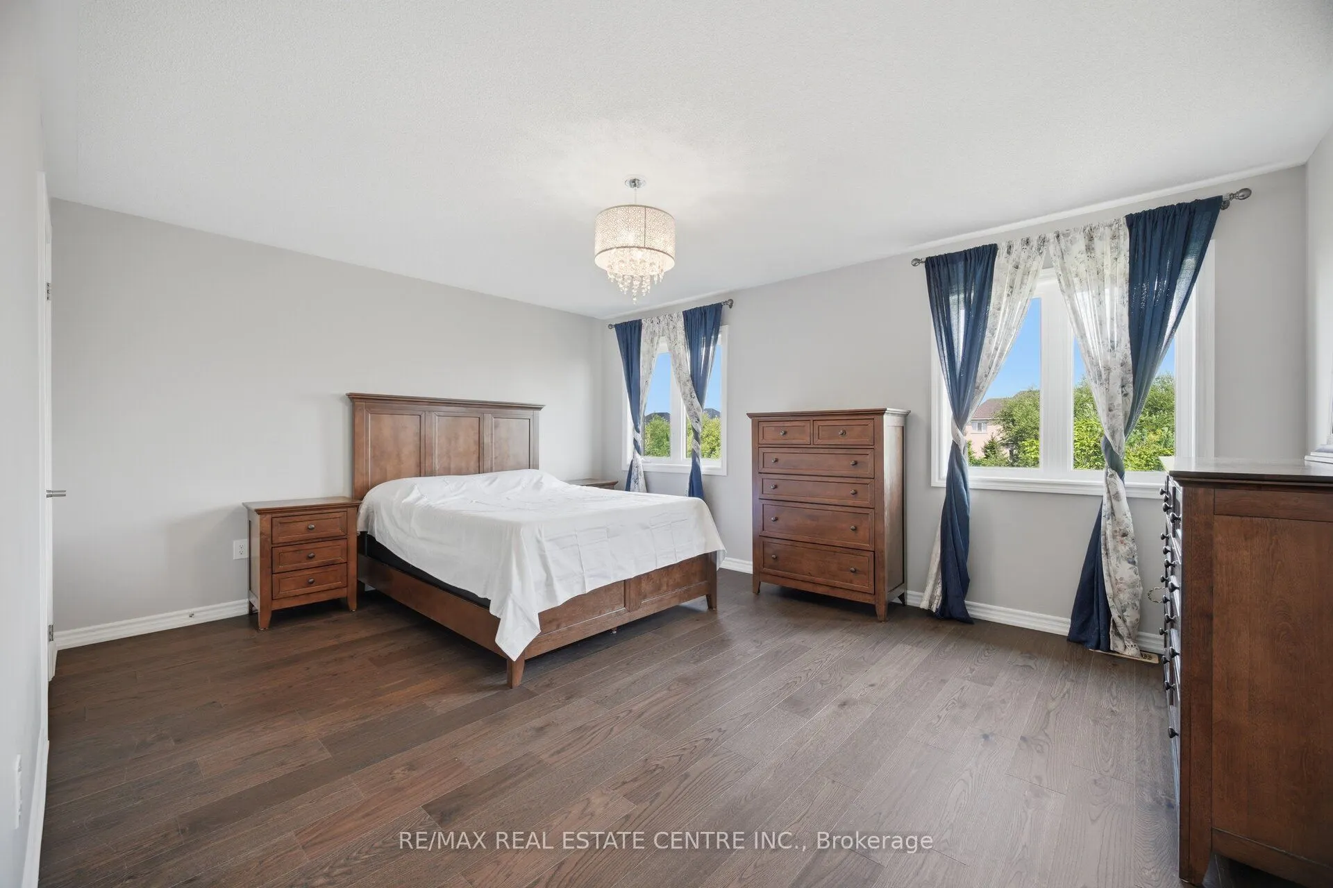 2425 QUETICO Crescent