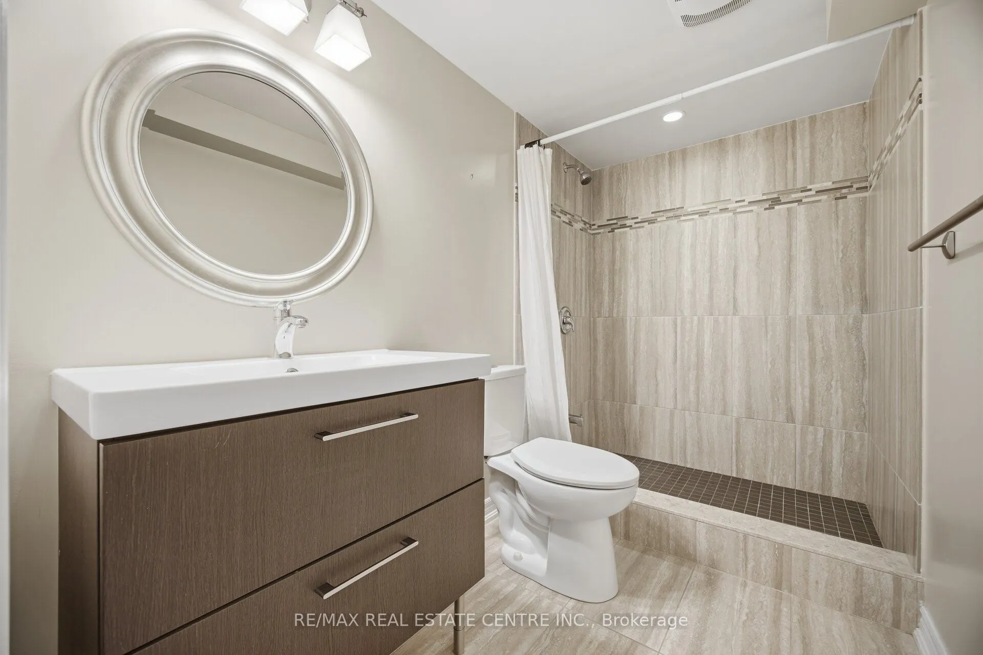 2425 QUETICO Crescent