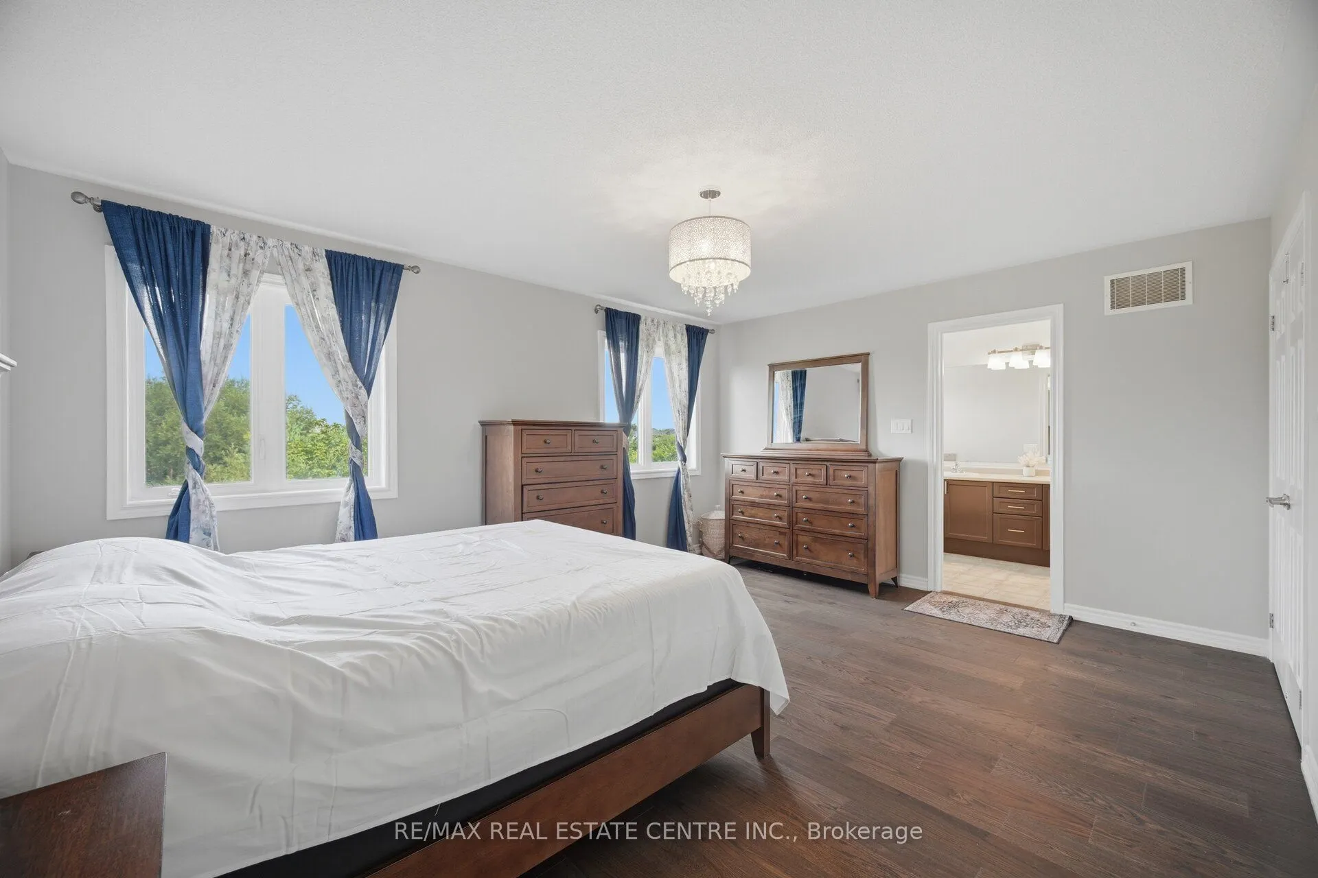 2425 QUETICO Crescent