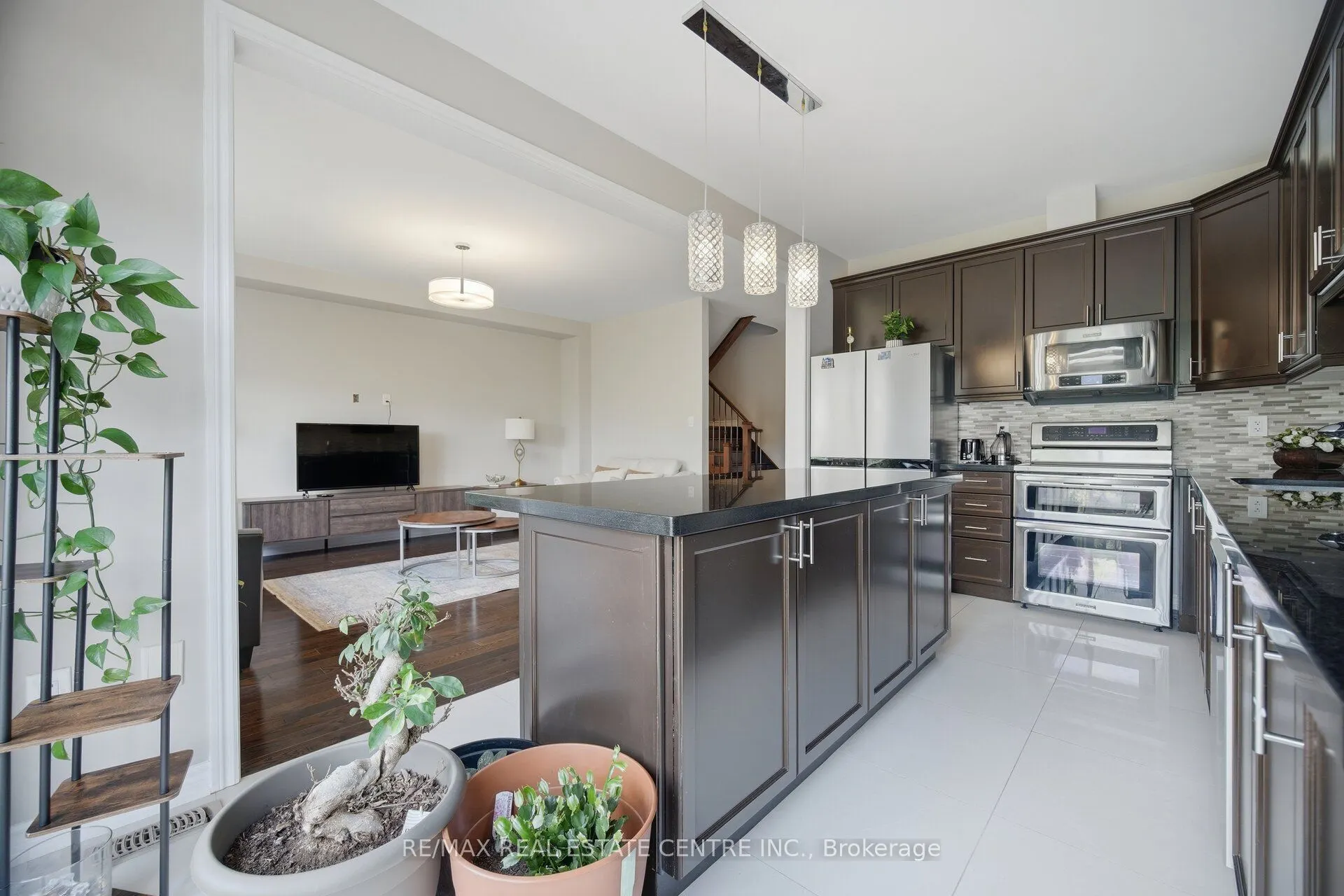 2425 QUETICO Crescent
