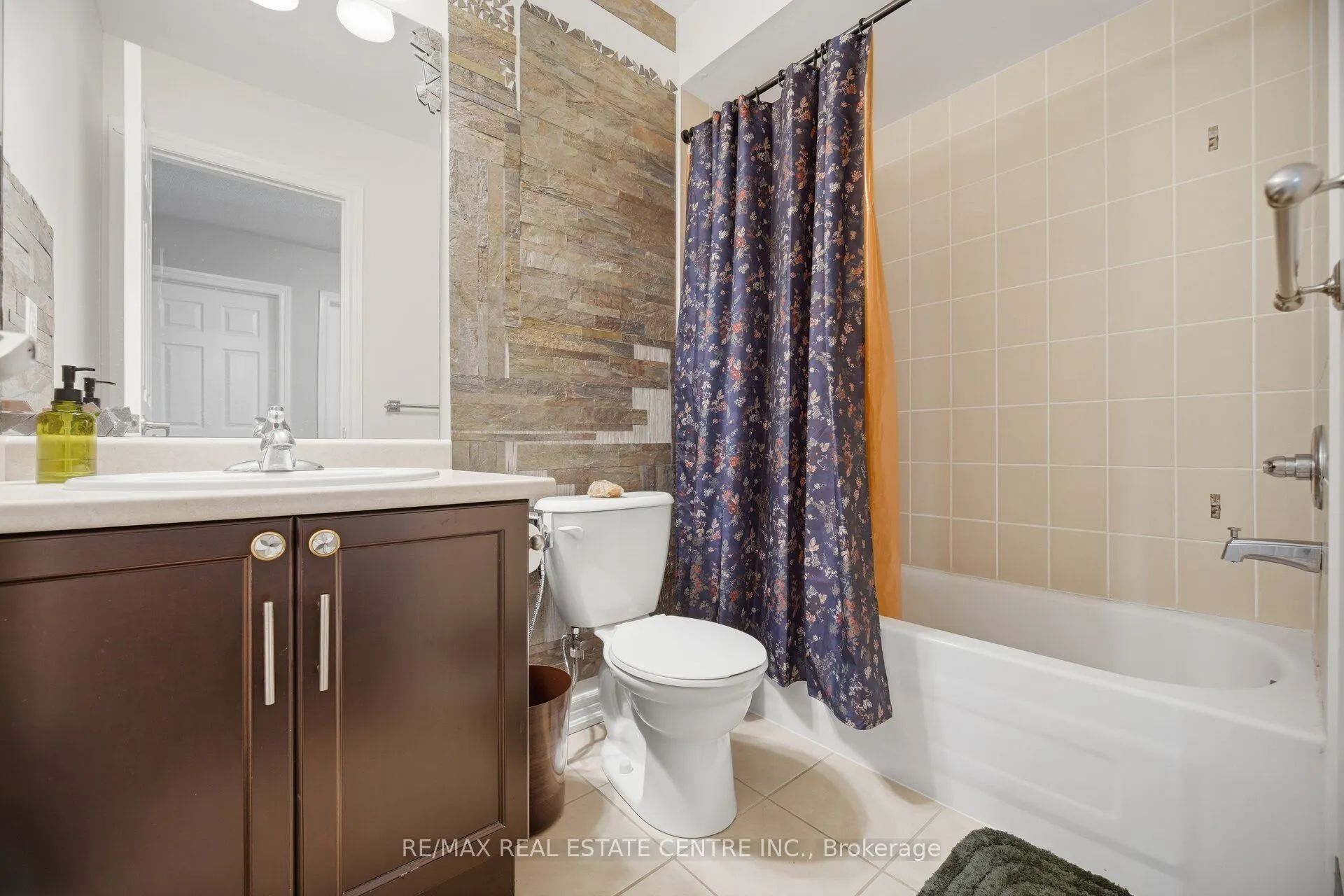 2425 QUETICO Crescent