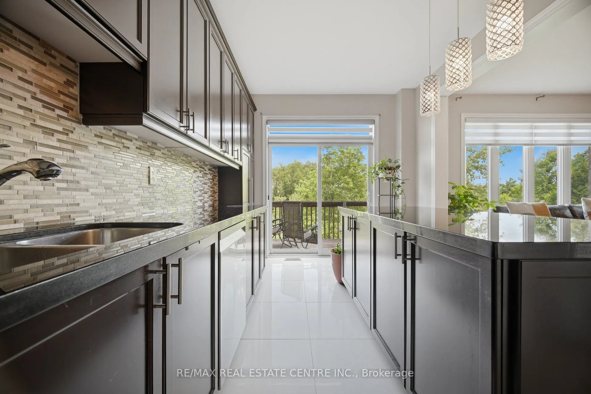 2425 QUETICO Crescent