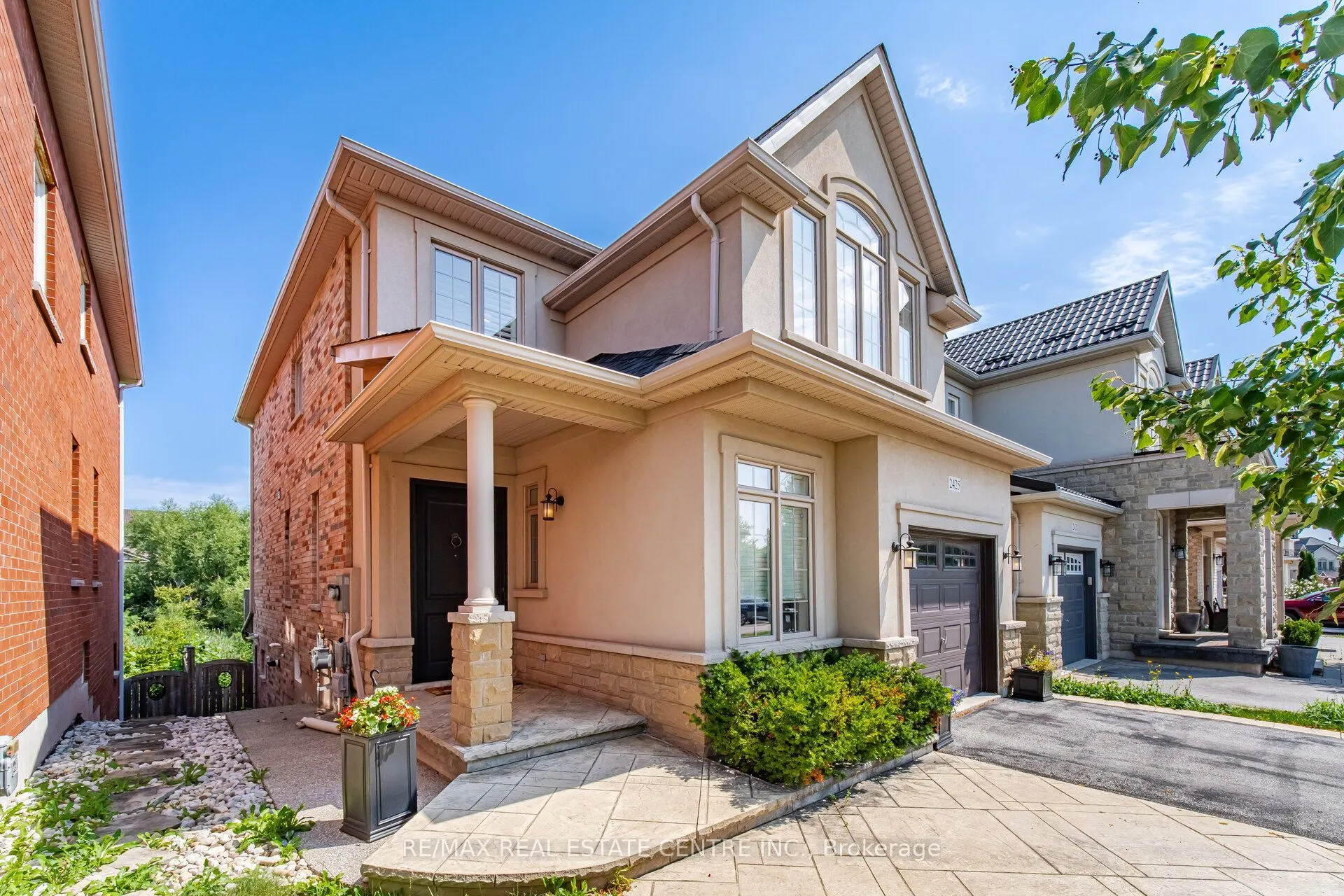 2425 QUETICO Crescent