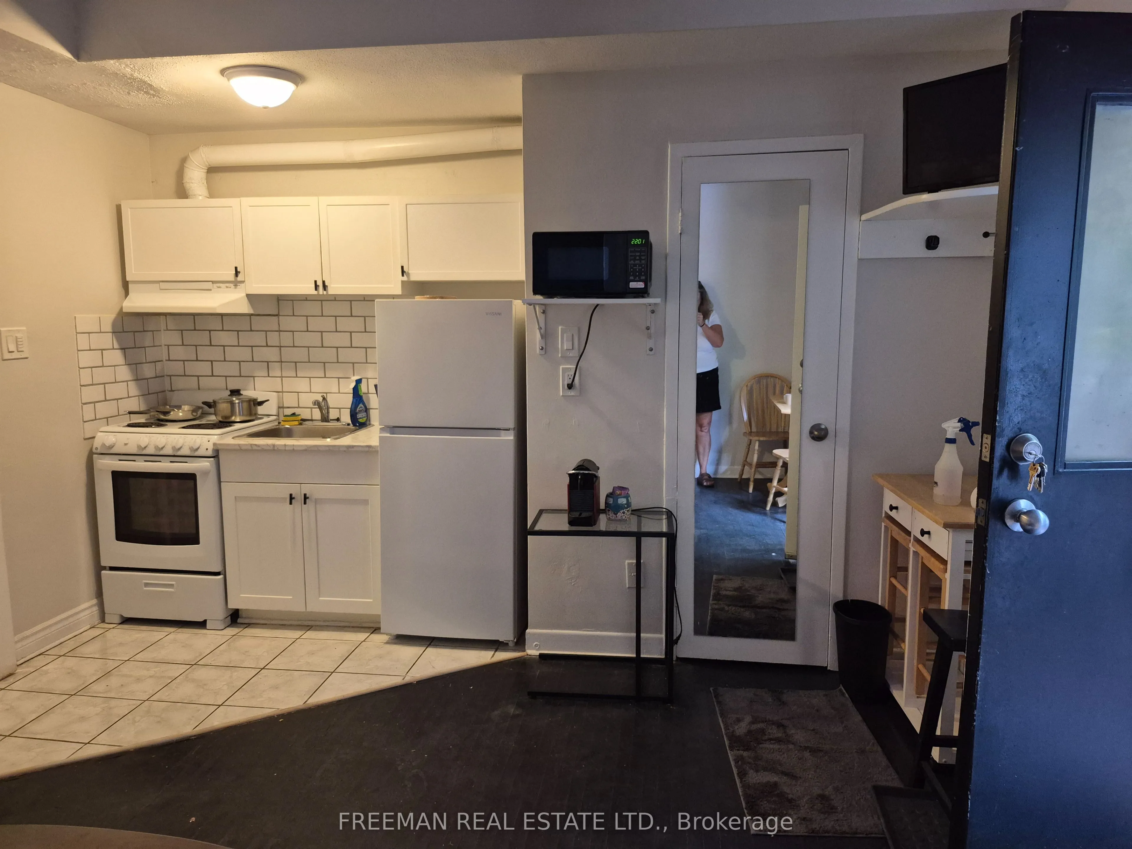 158 Dowling Avenue #204