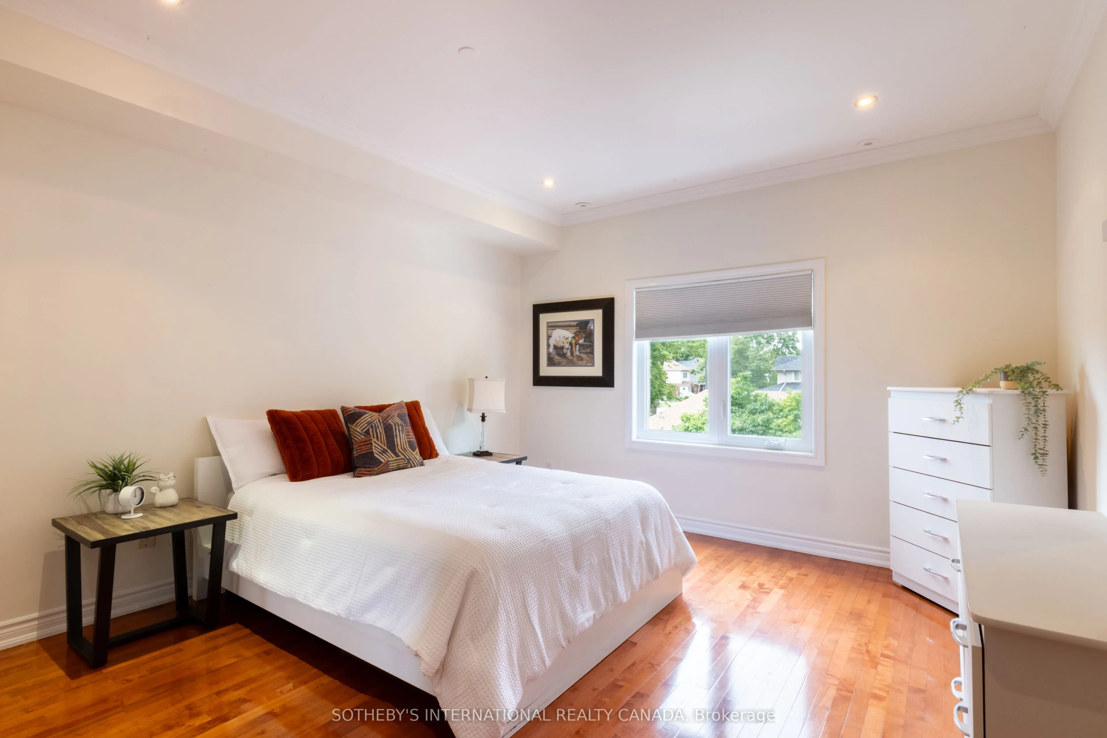 960A The Queensway