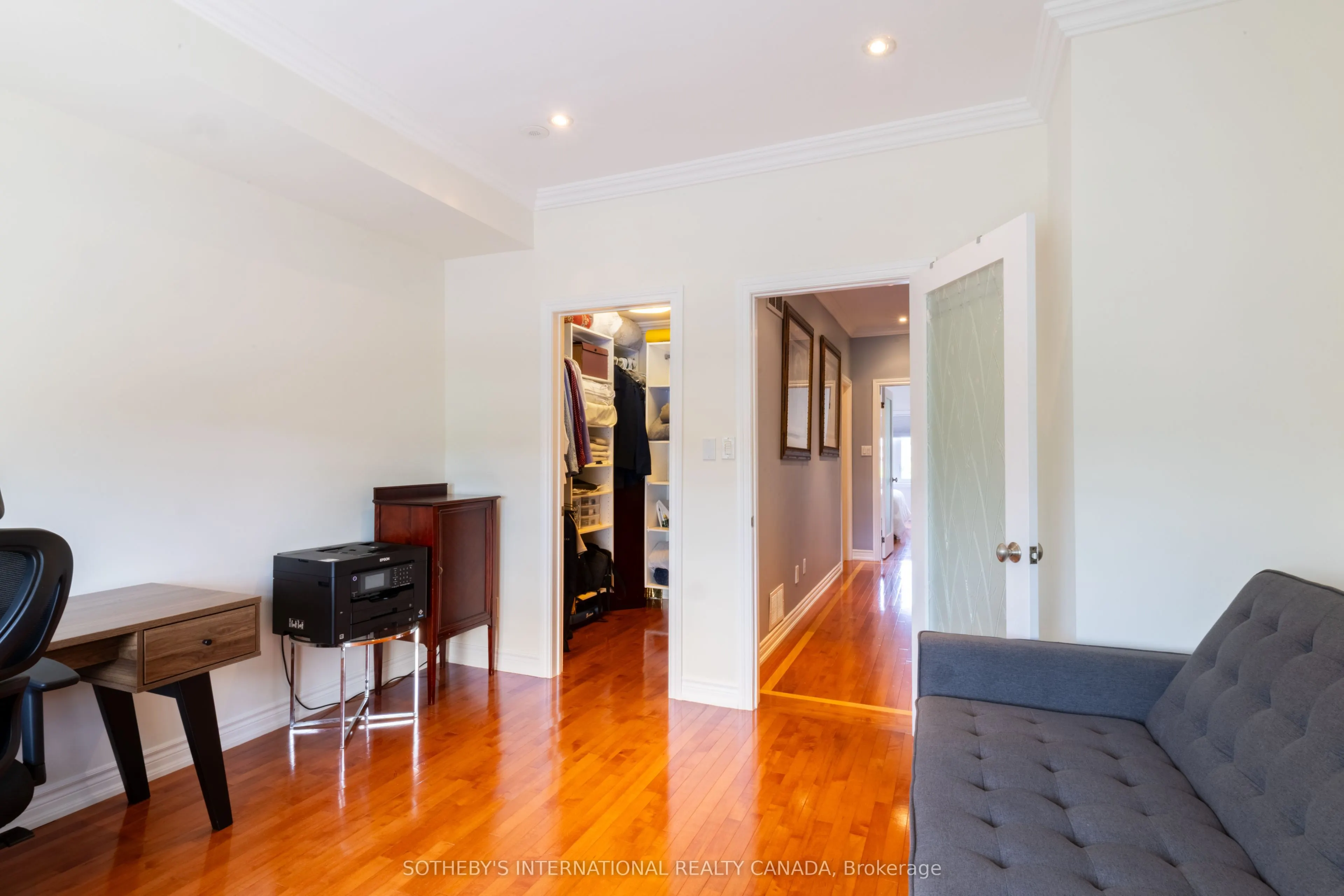 960A The Queensway
