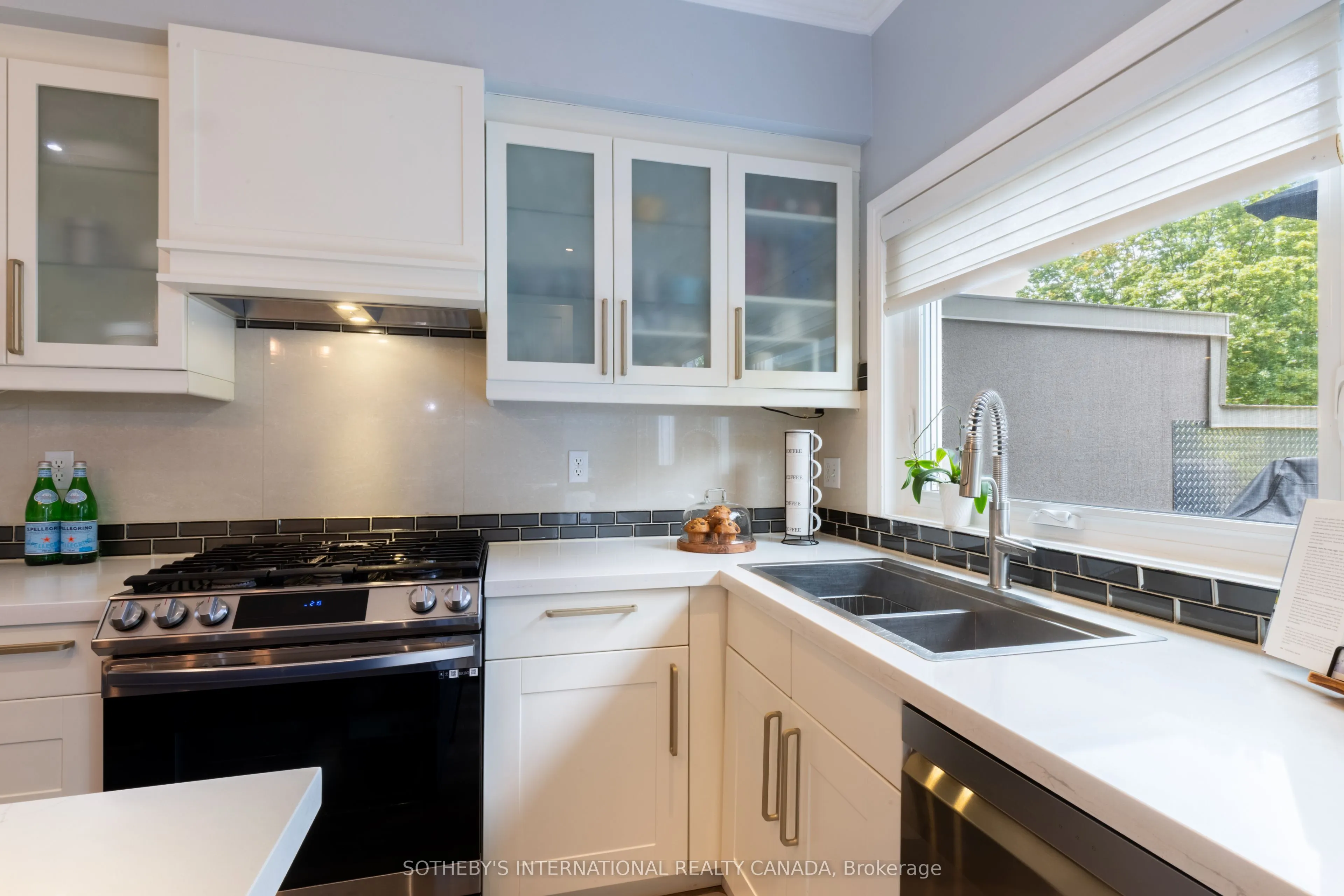 960A The Queensway