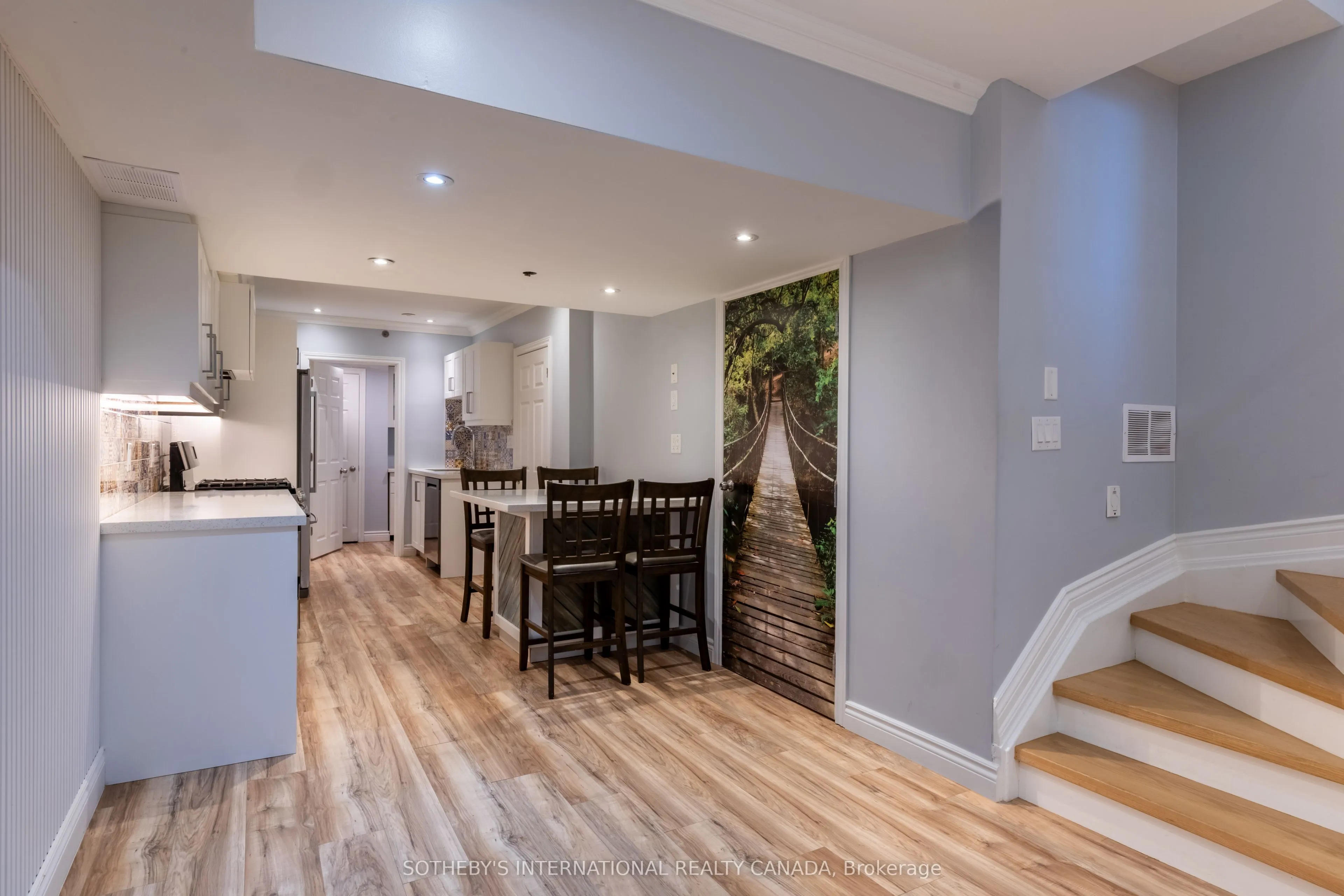 960A The Queensway