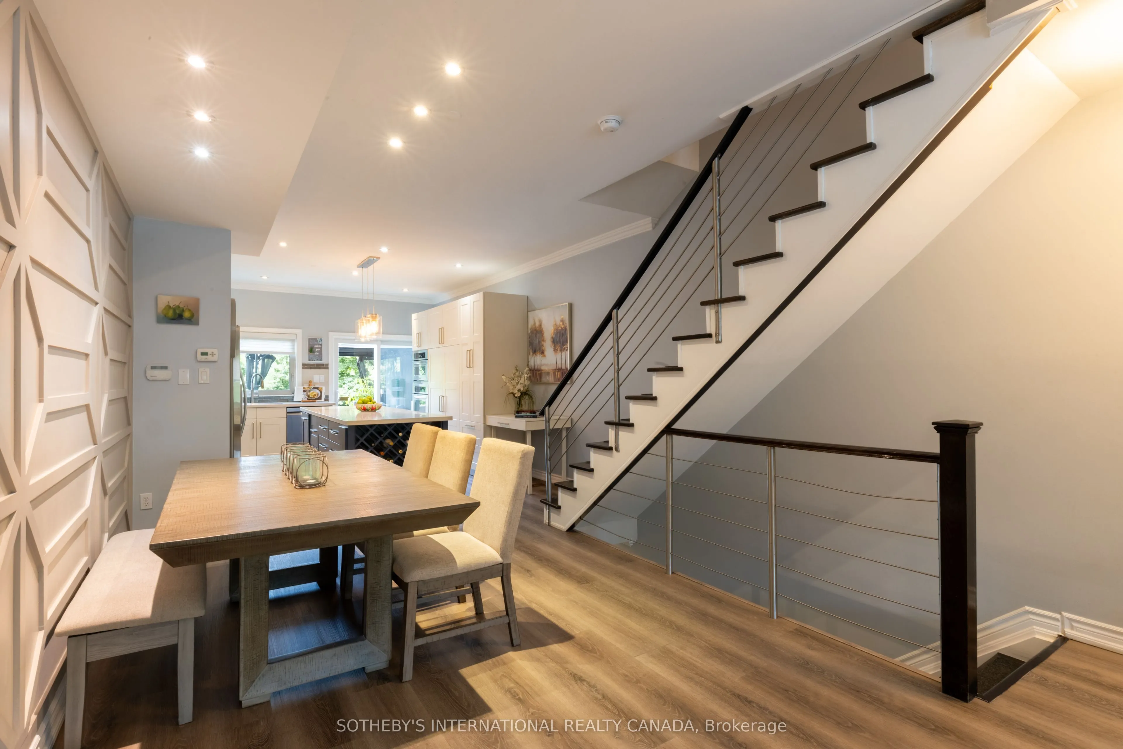 960A The Queensway