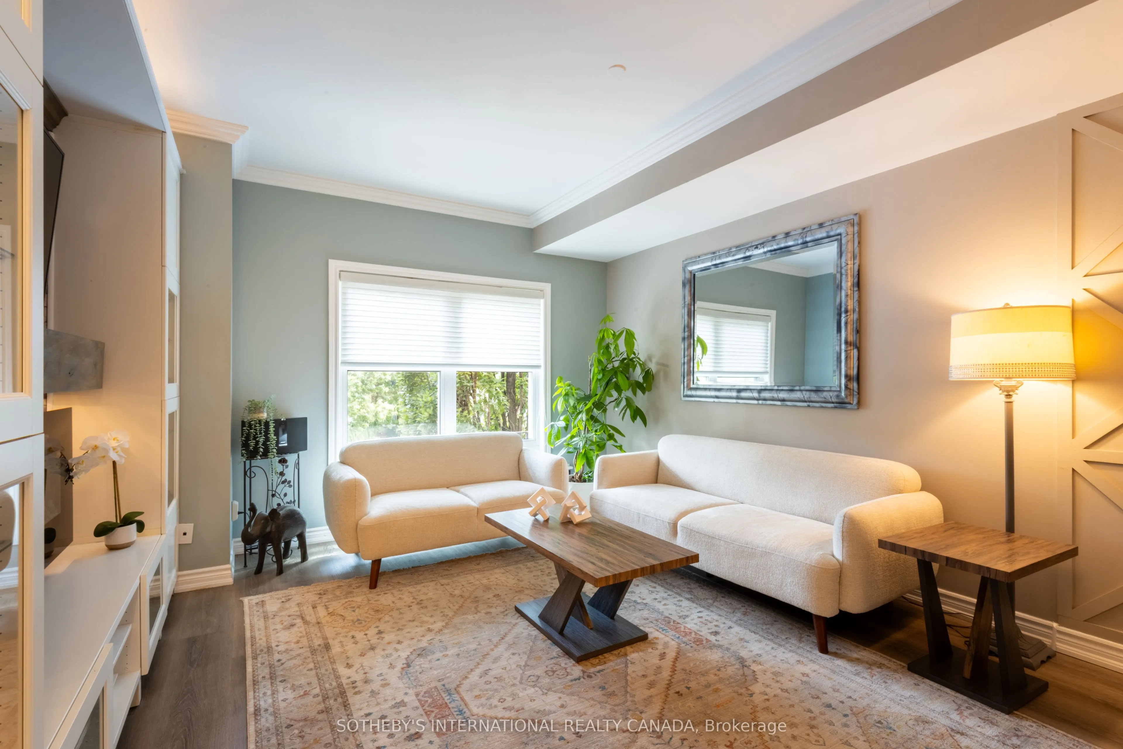 960A The Queensway