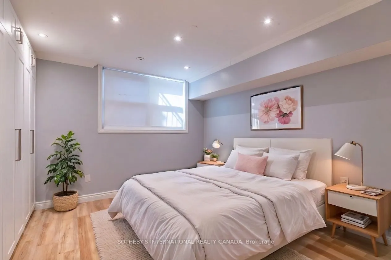 960A The Queensway