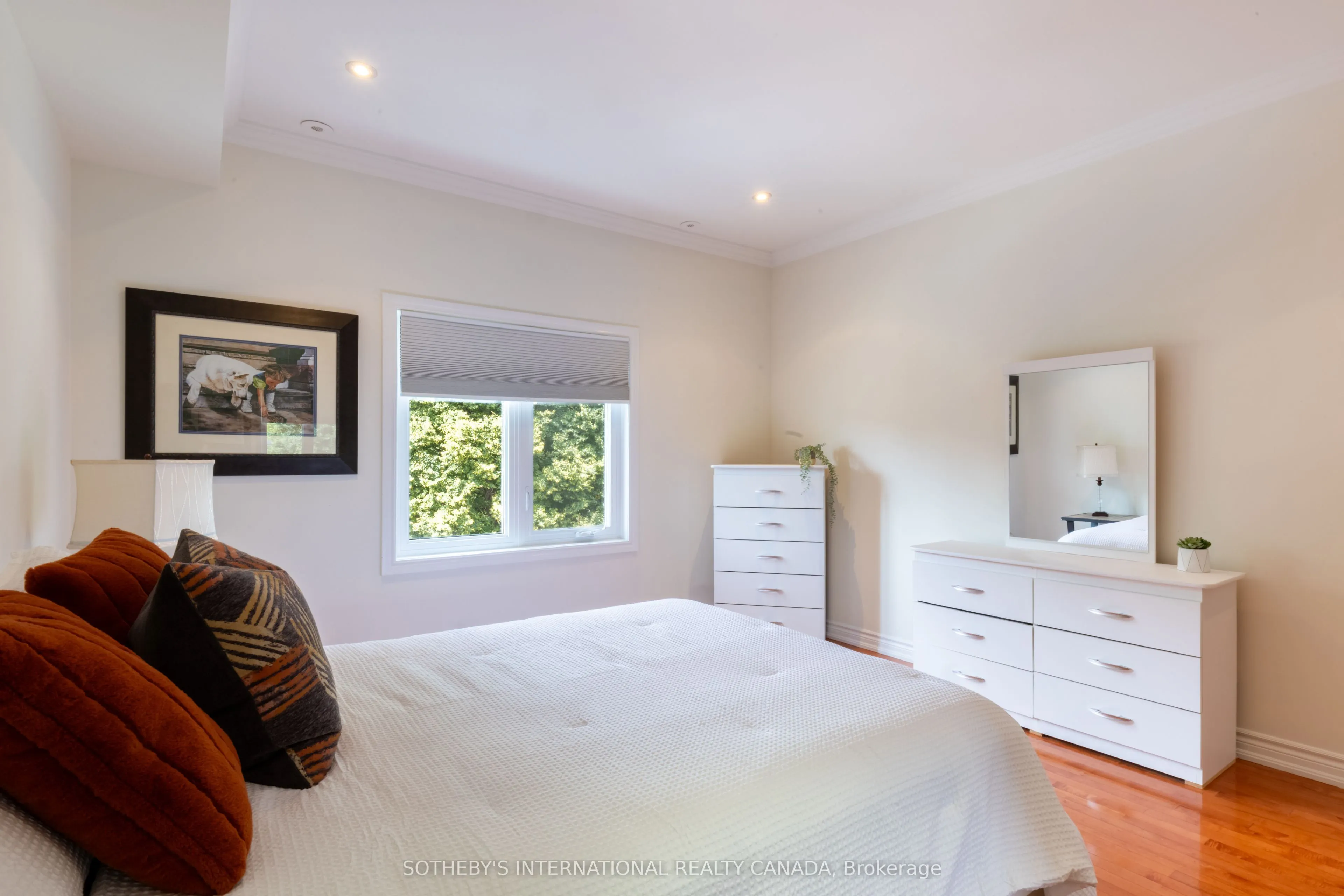 960A The Queensway