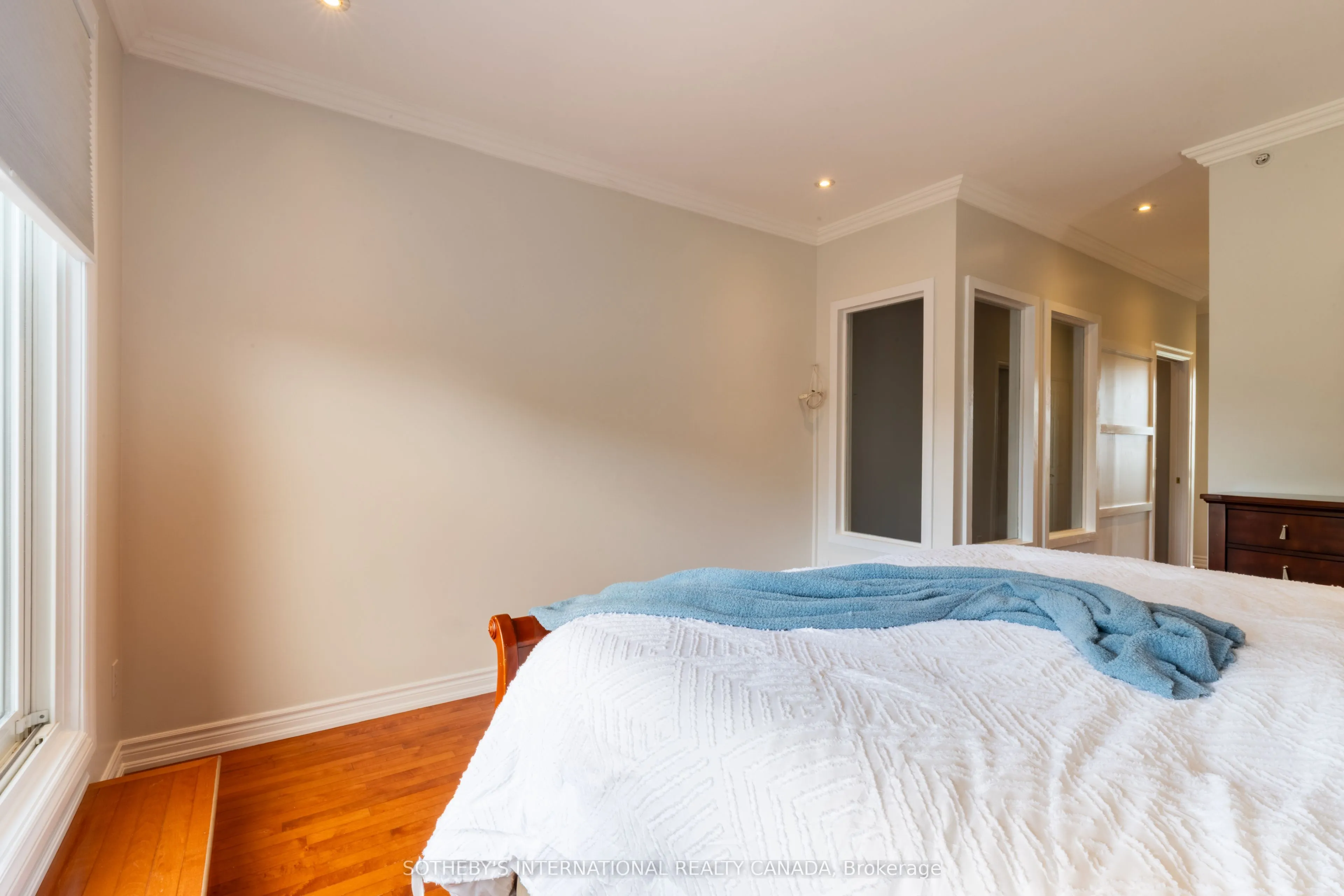 960A The Queensway