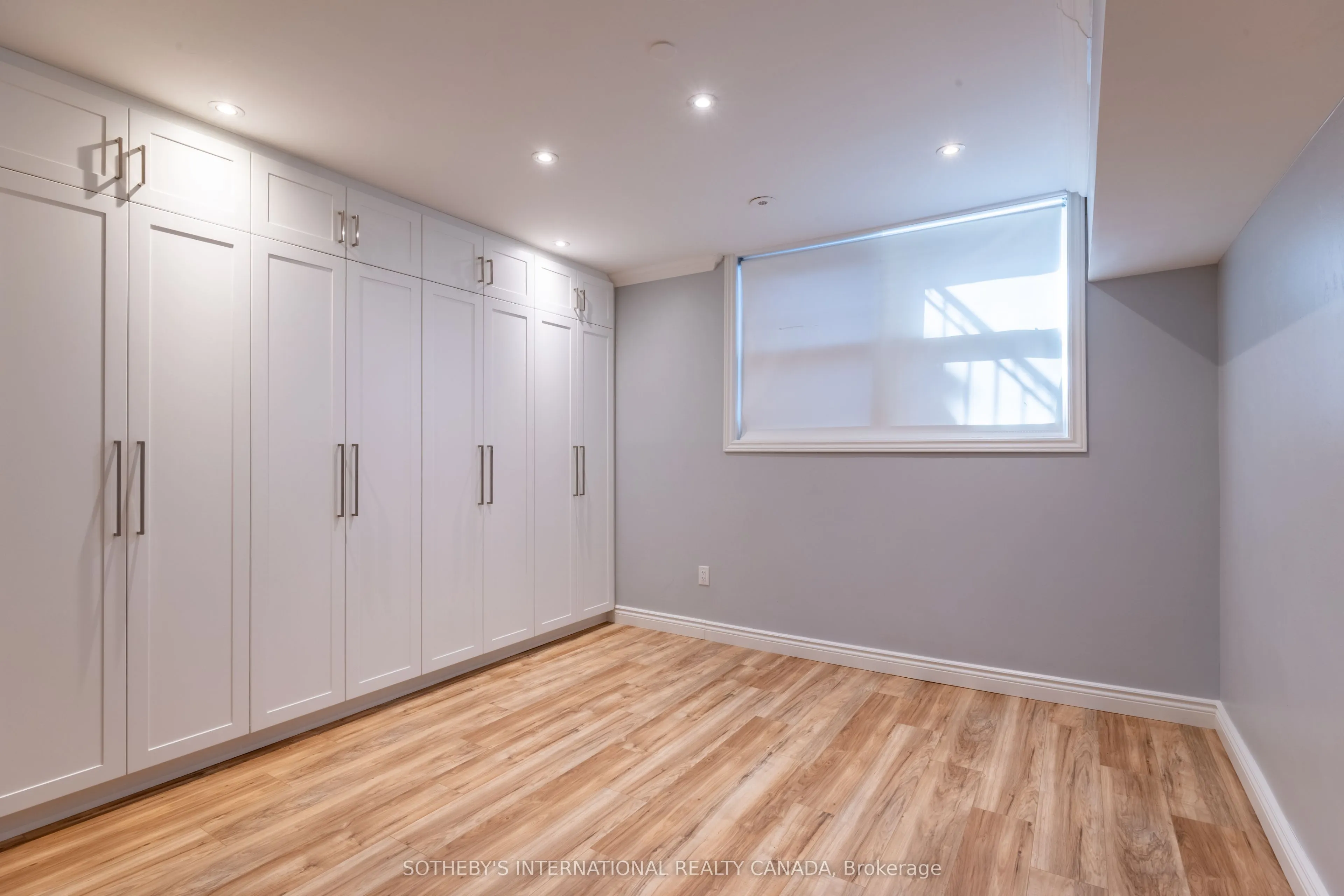 960A The Queensway