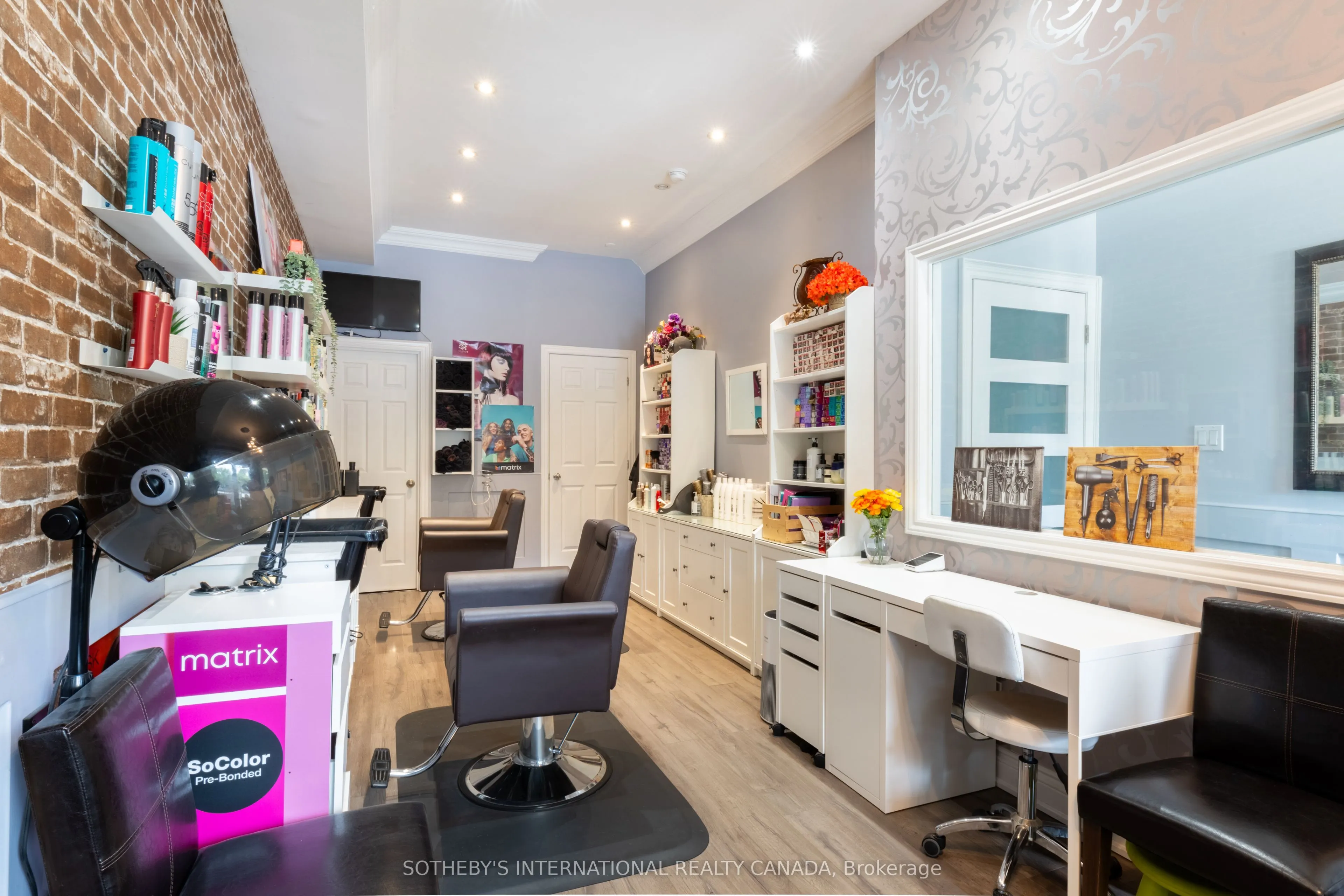 960A The Queensway