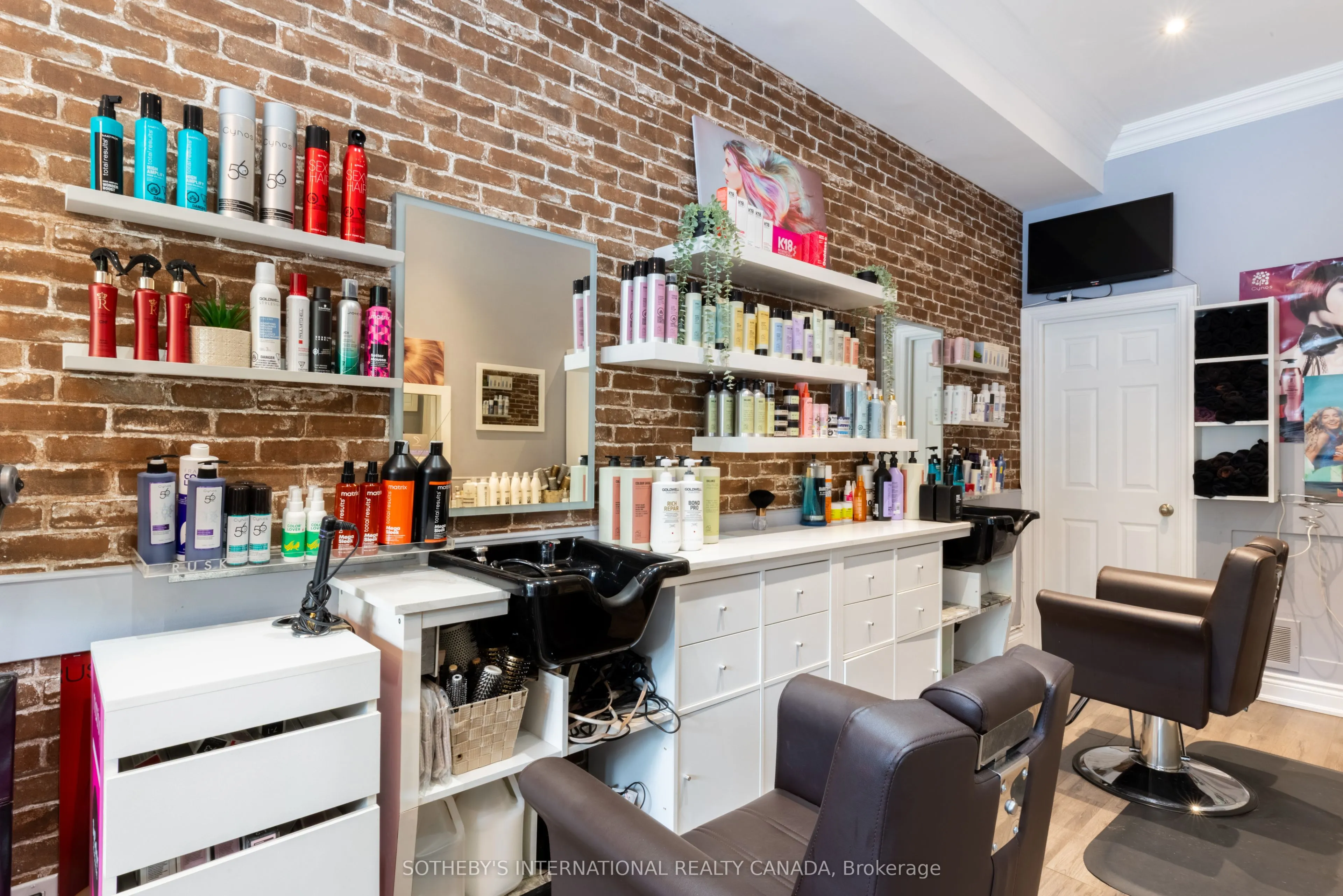 960A The Queensway