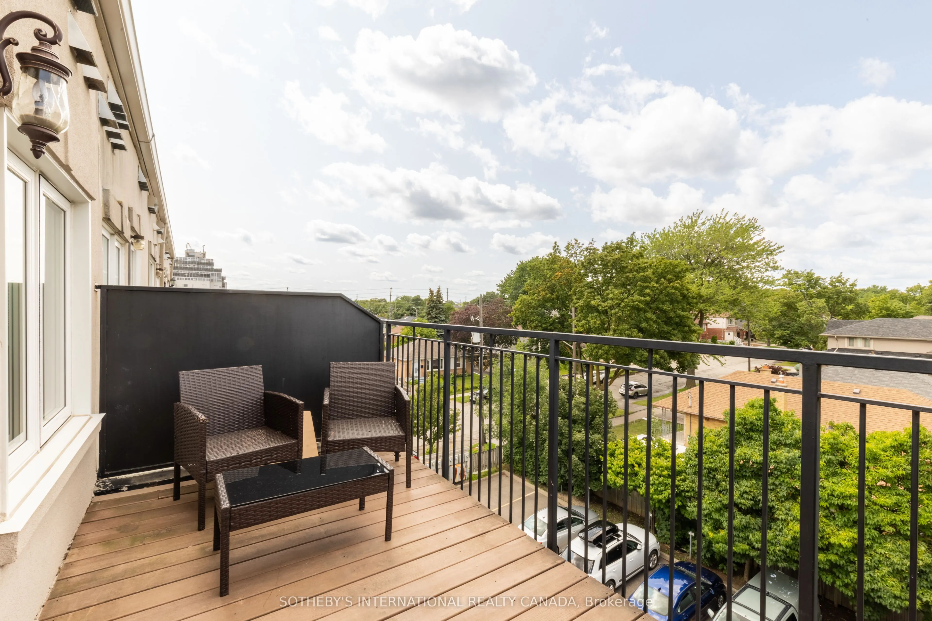 960A The Queensway