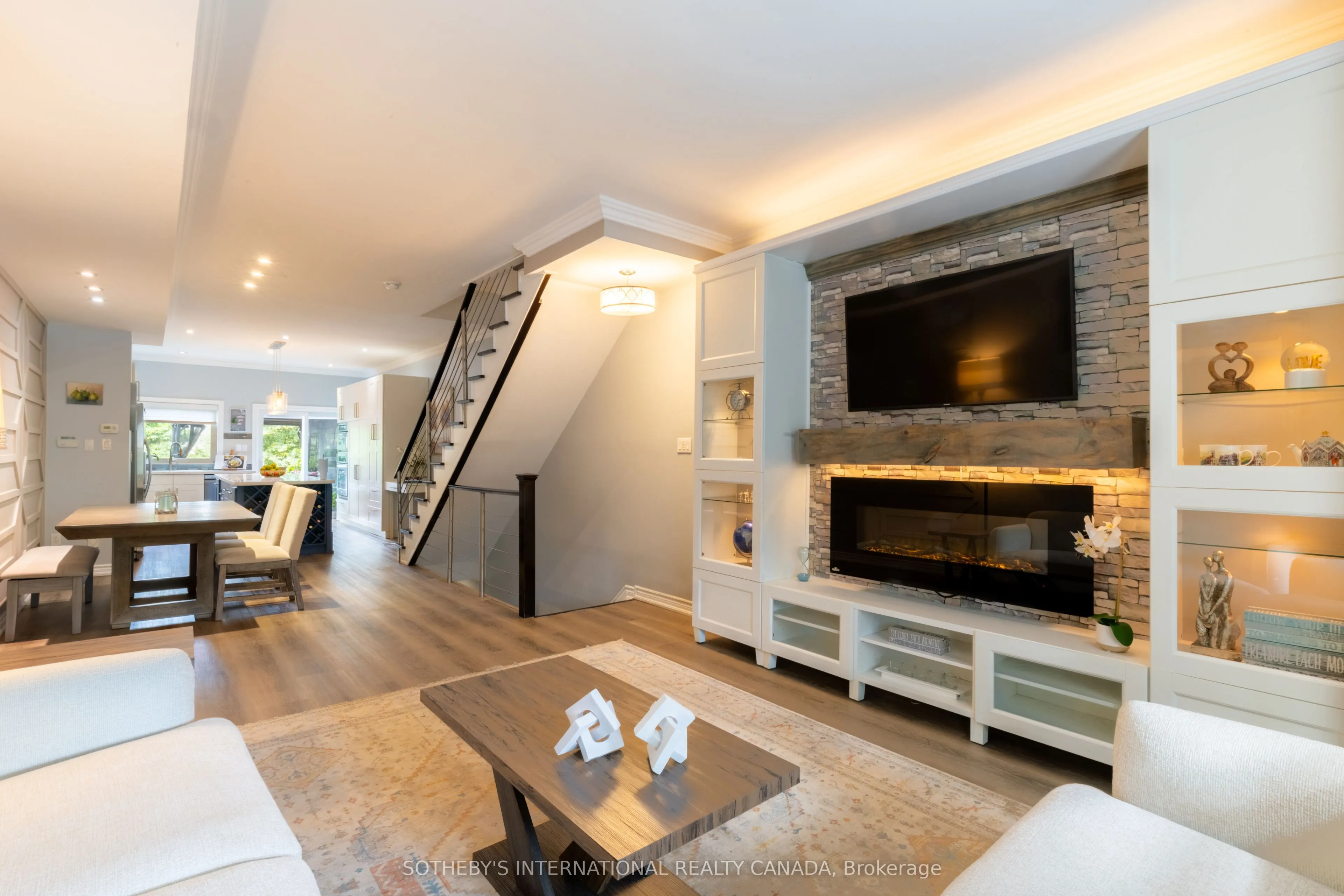 960A The Queensway