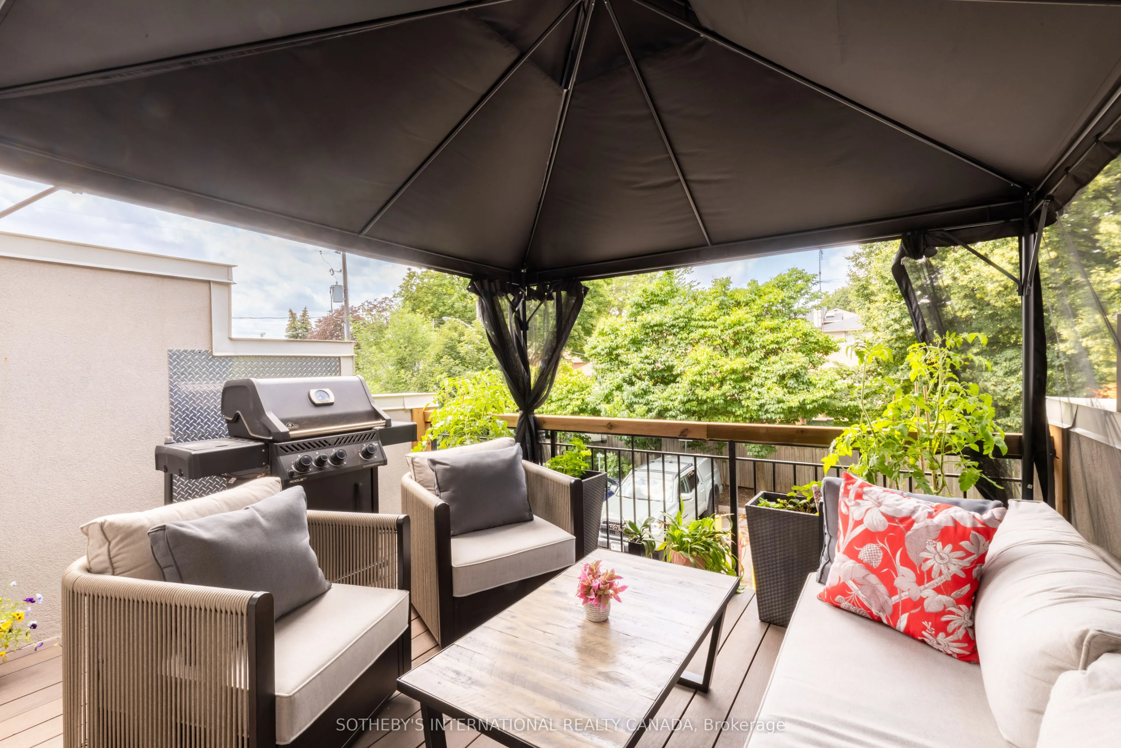 960A The Queensway
