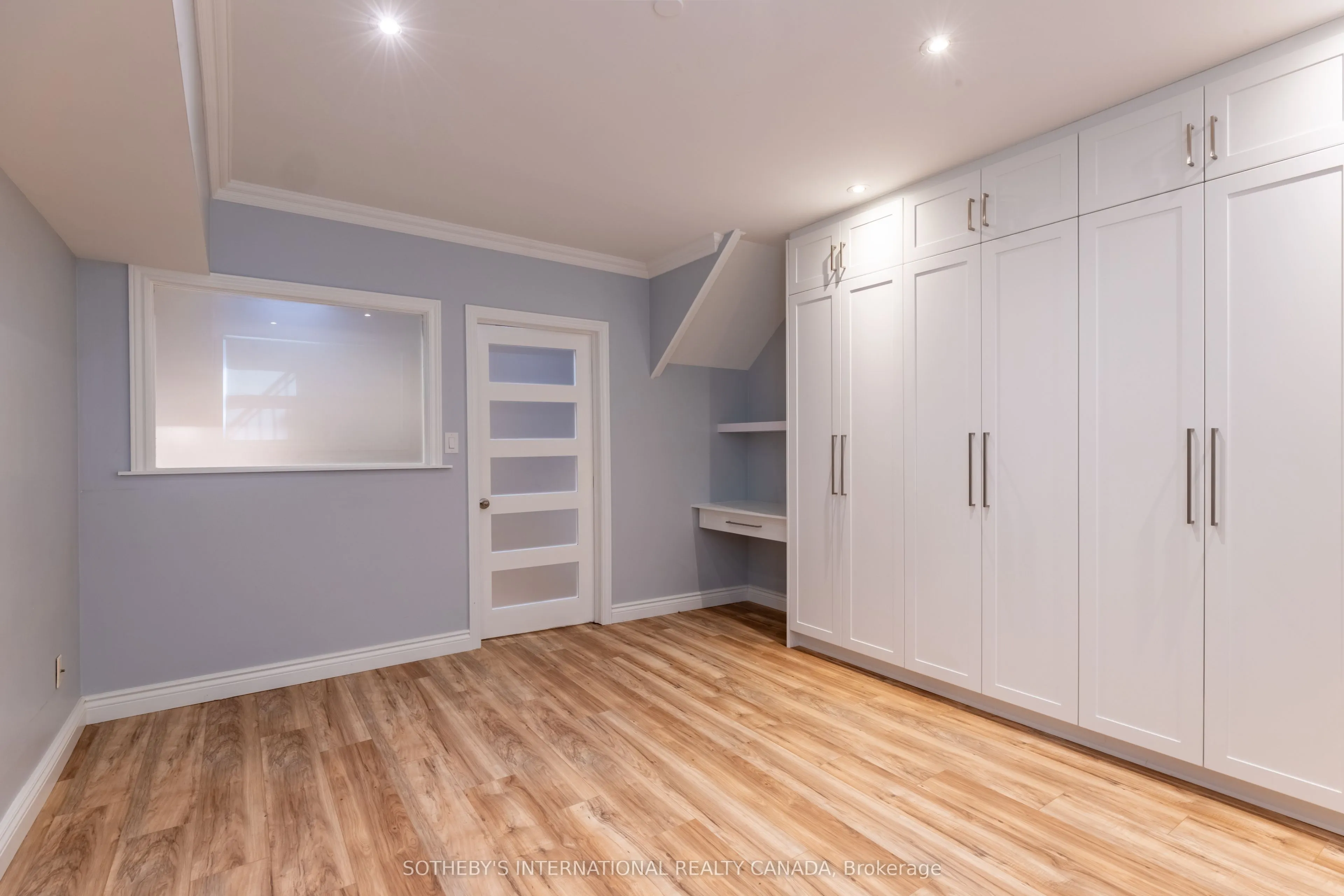 960A The Queensway