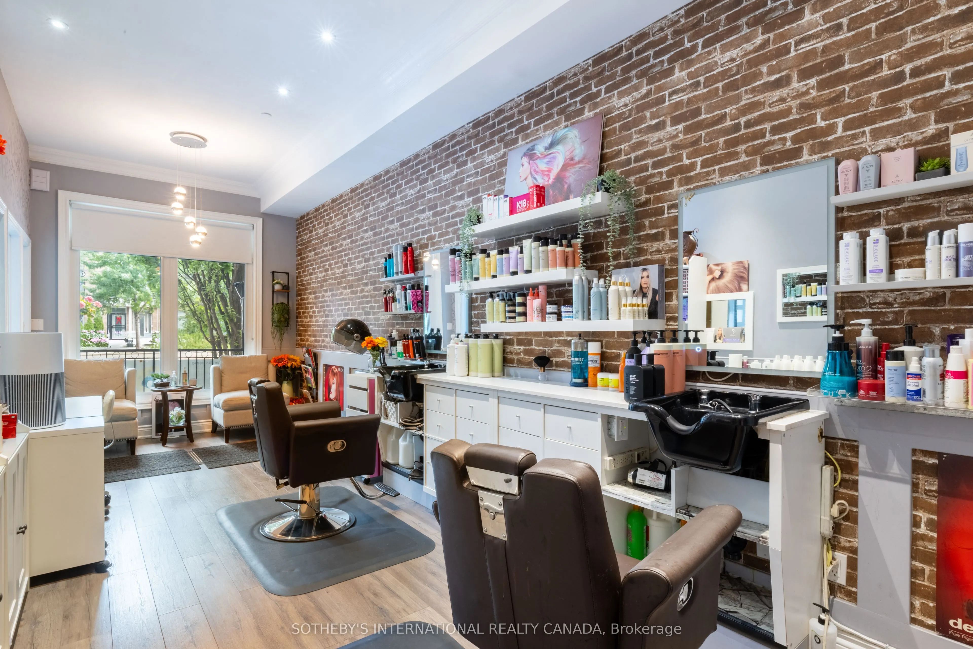 960A The Queensway