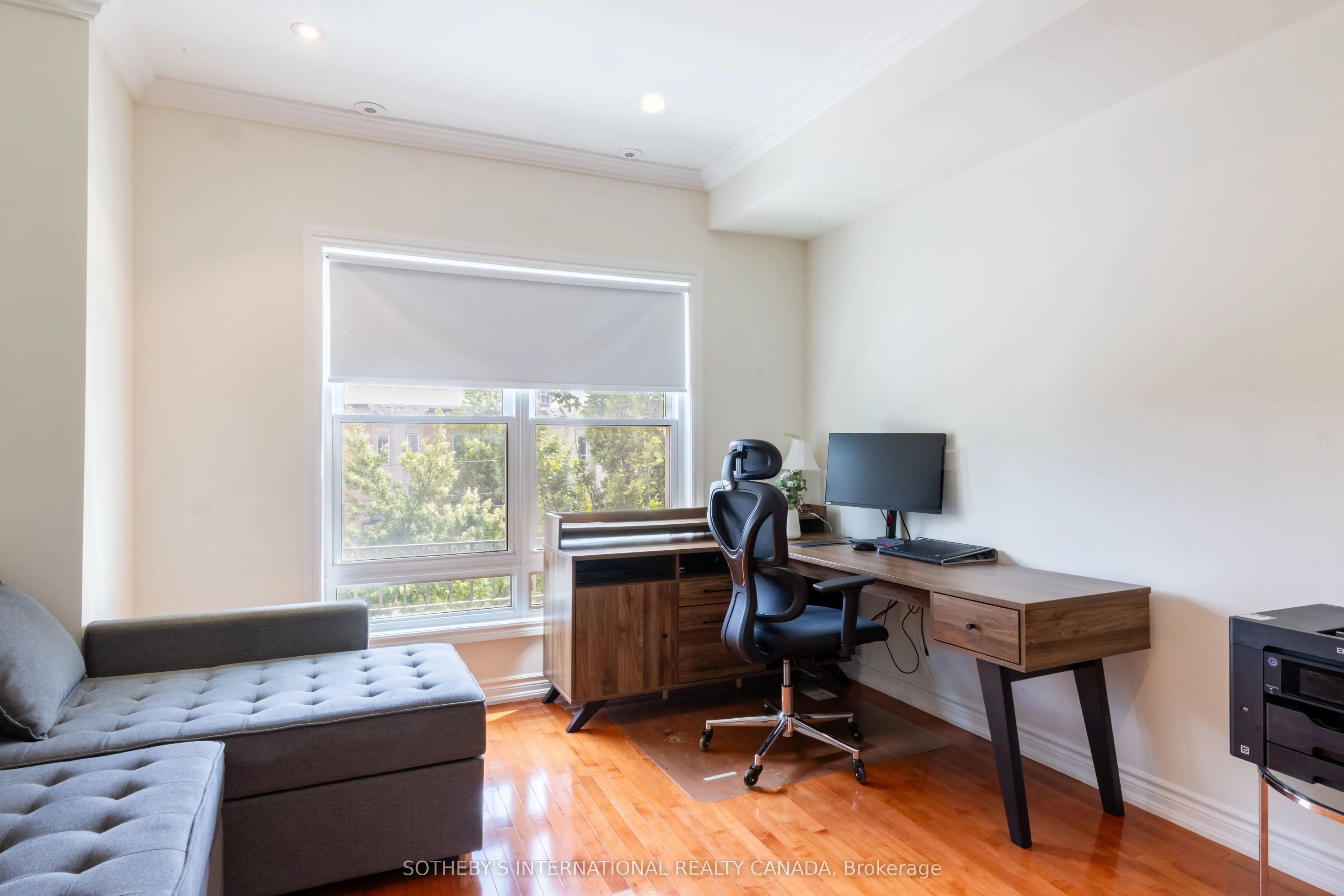 960A The Queensway