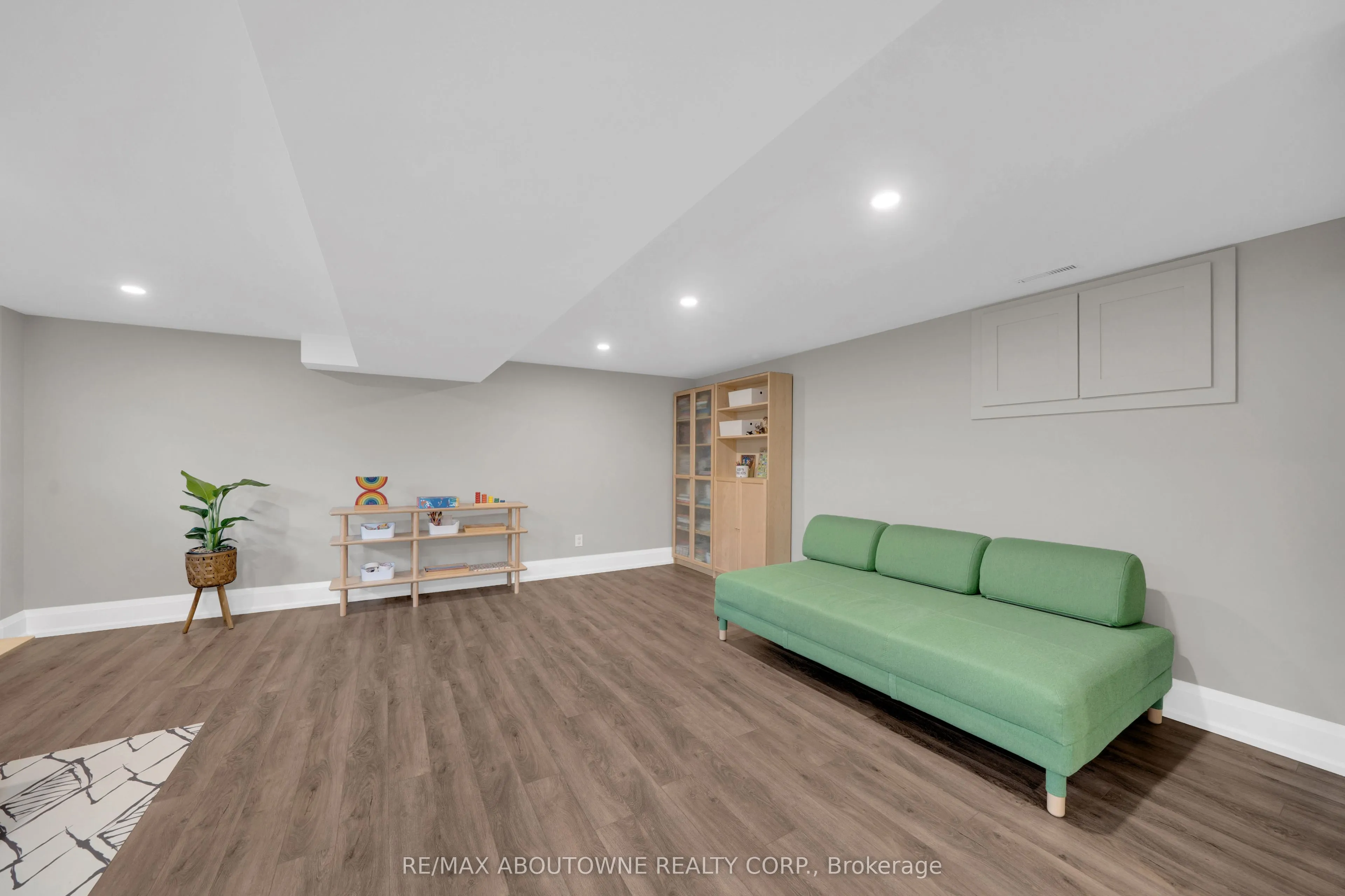 438 Southland Crescent
