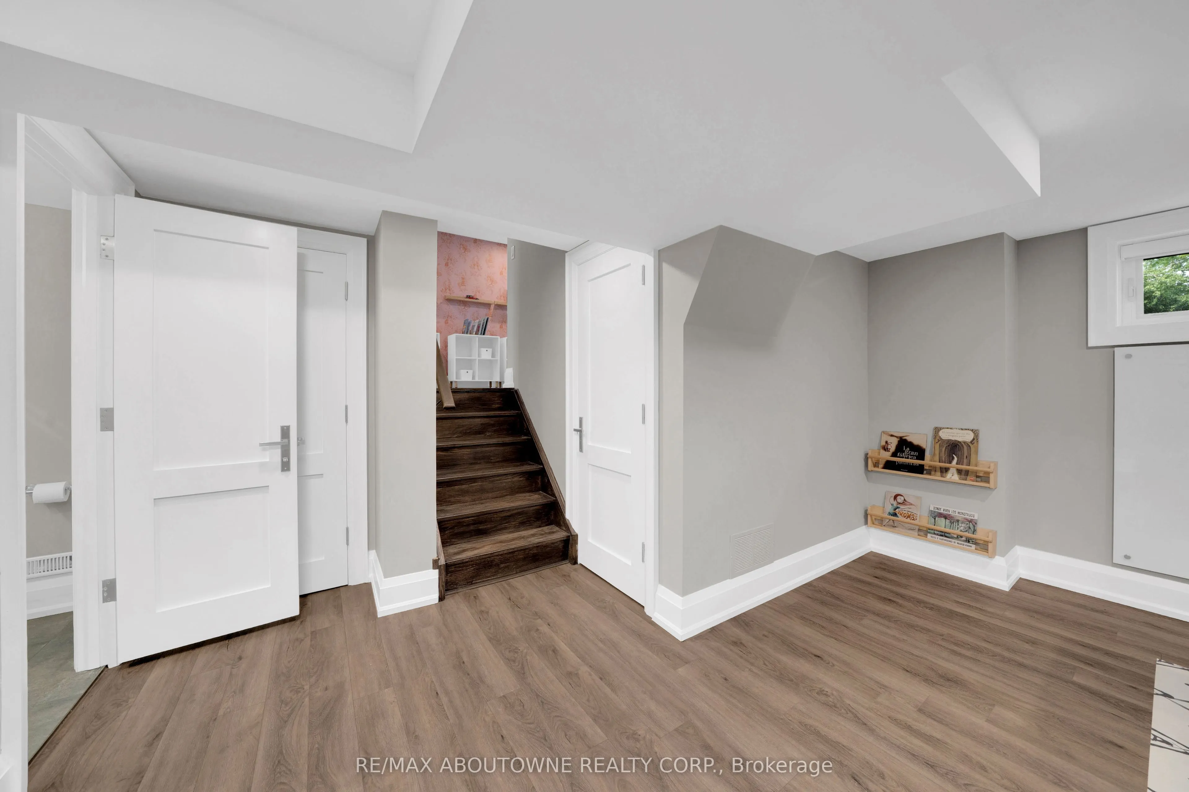 438 Southland Crescent