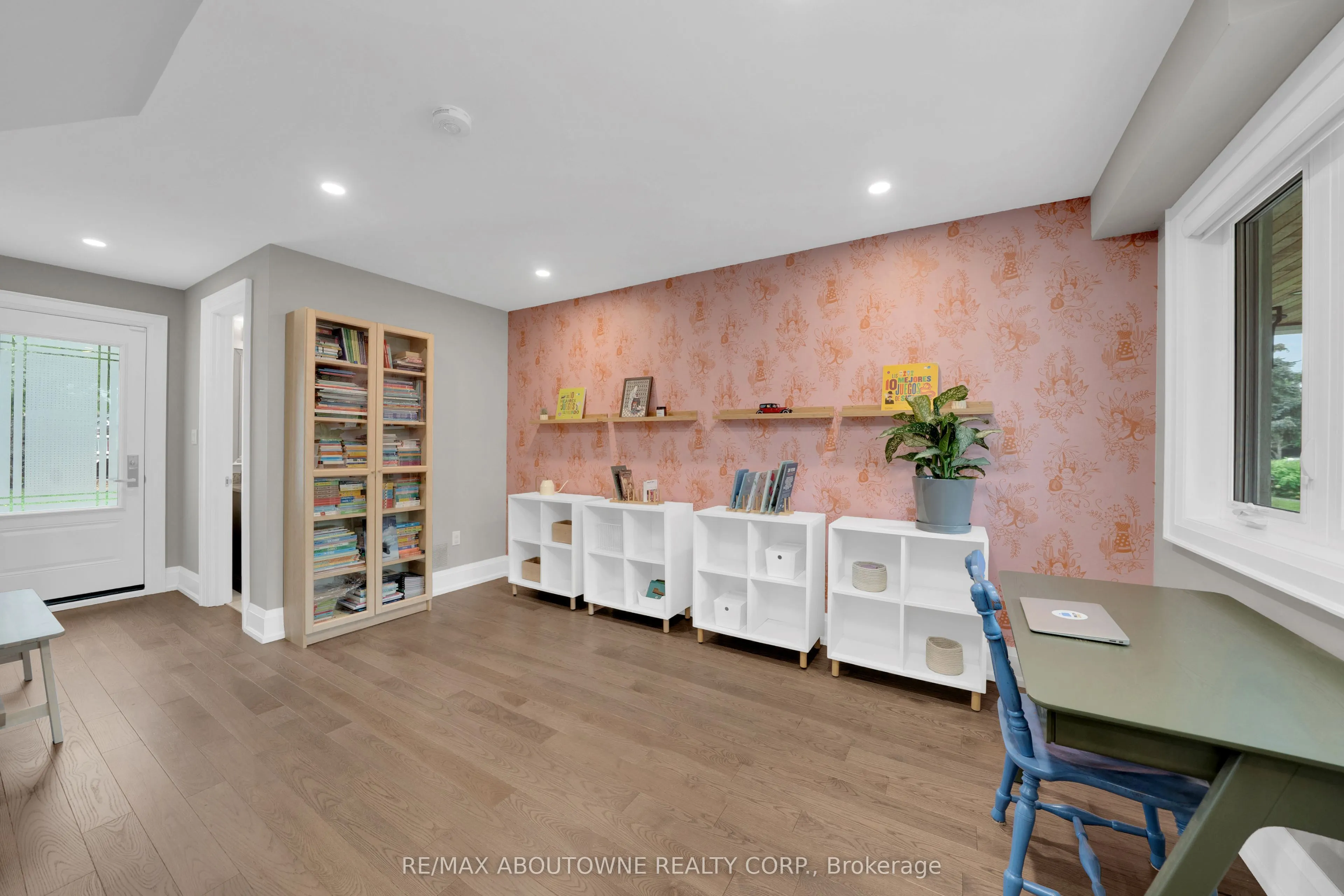 438 Southland Crescent